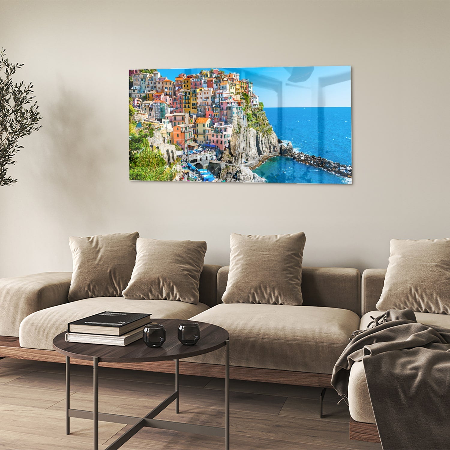 Glazen schilderij van een kleurrijke kustlijn met huizen aan de zee