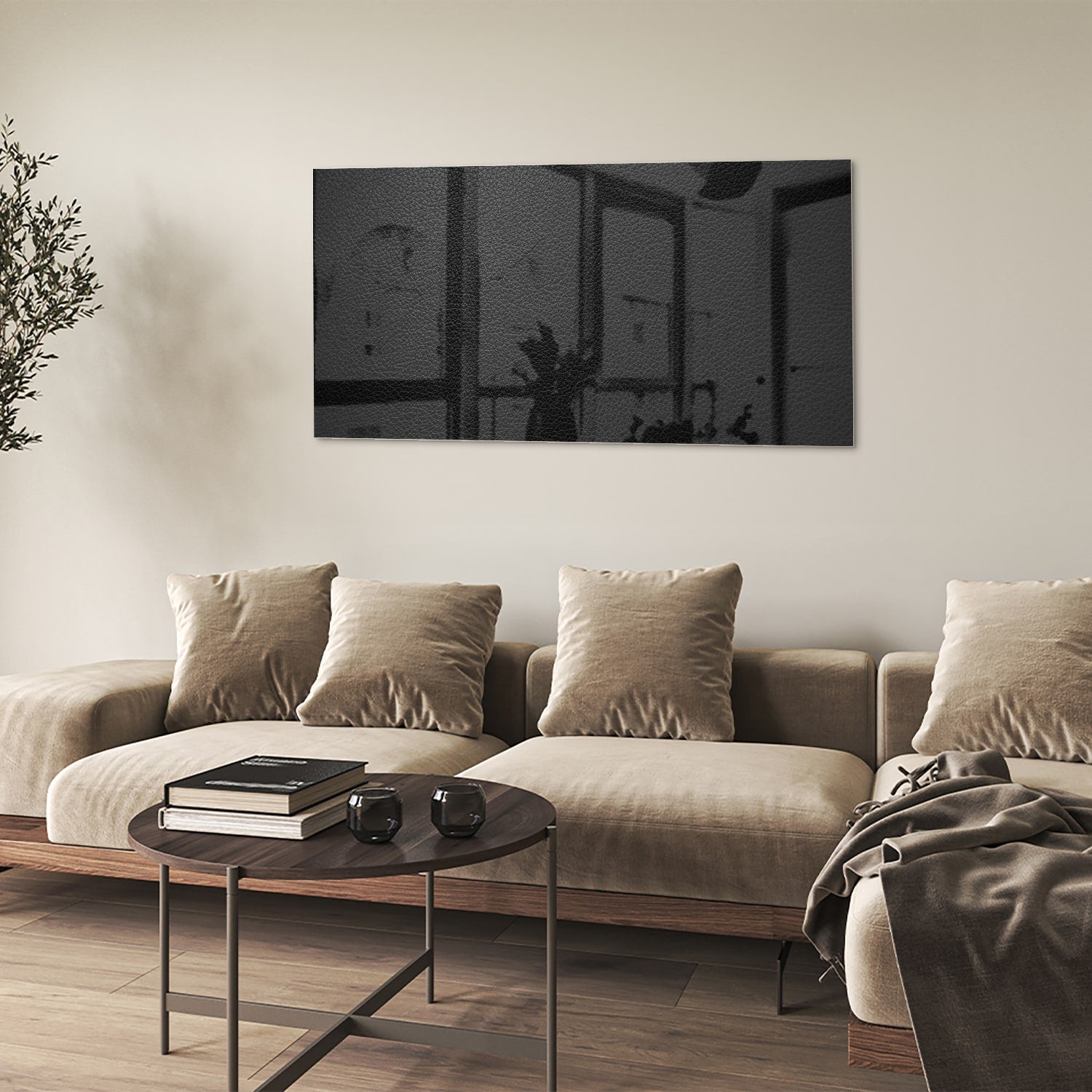 Elegant zwart glazen schilderij in een moderne woonkamer.