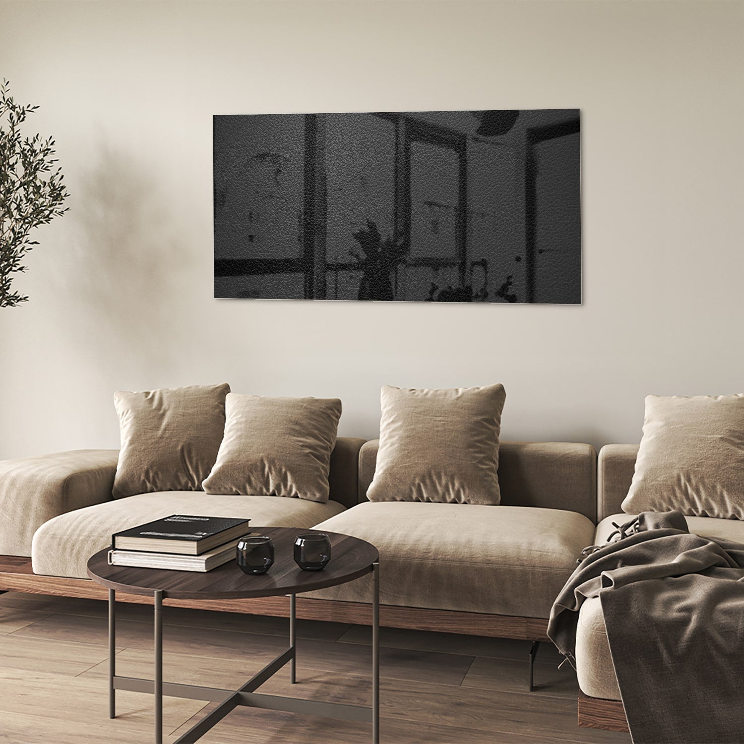 Elegant zwart glazen schilderij in een moderne woonkamer.