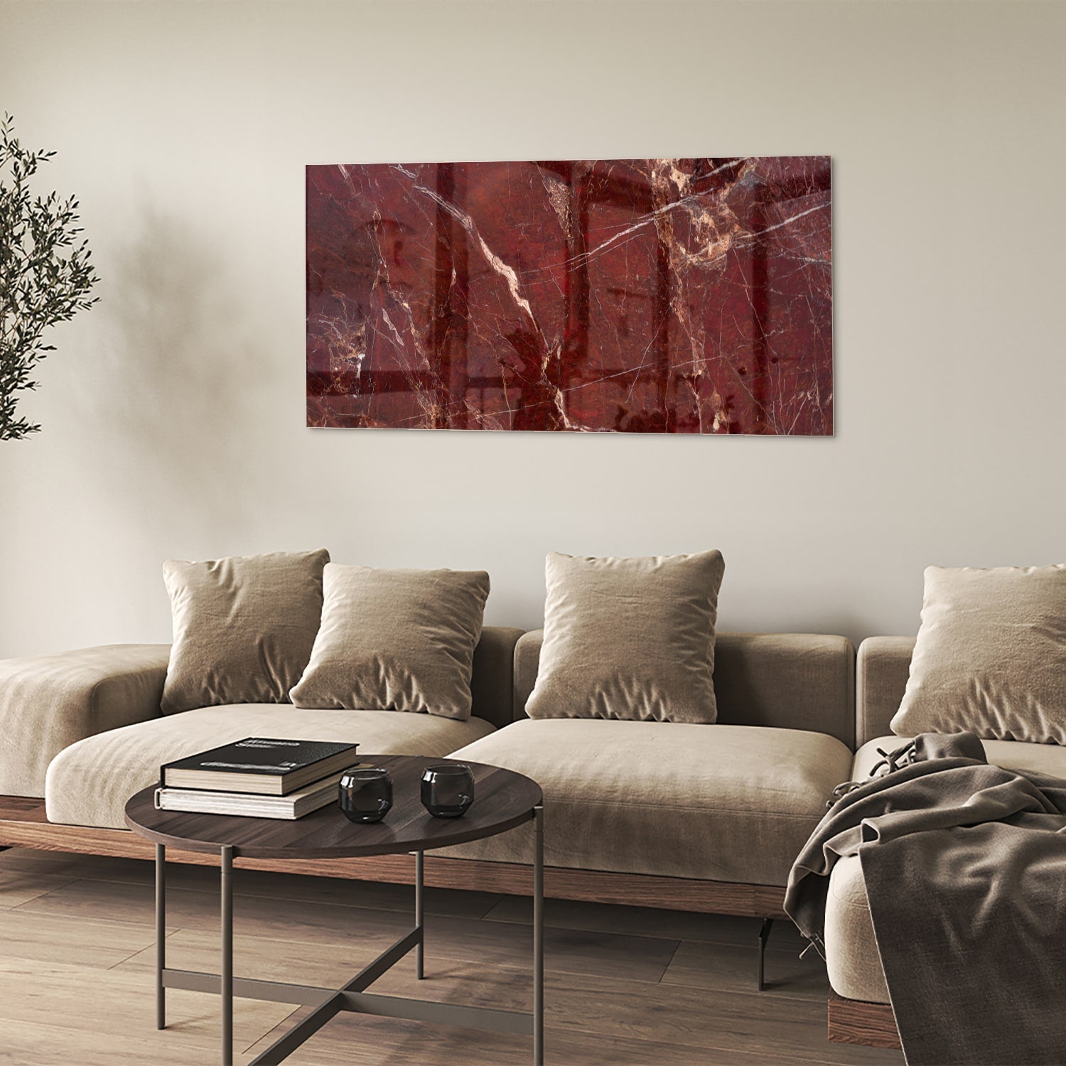 Rood glazen schilderij met marmerlook aan de muur boven een houten kast