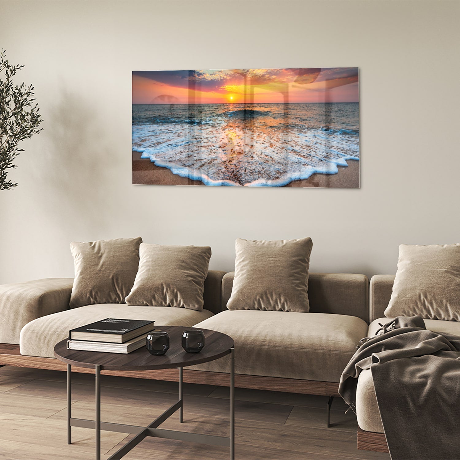 Glazen schilderij van een zonsondergang boven de zee met een warme kleurenpalet.