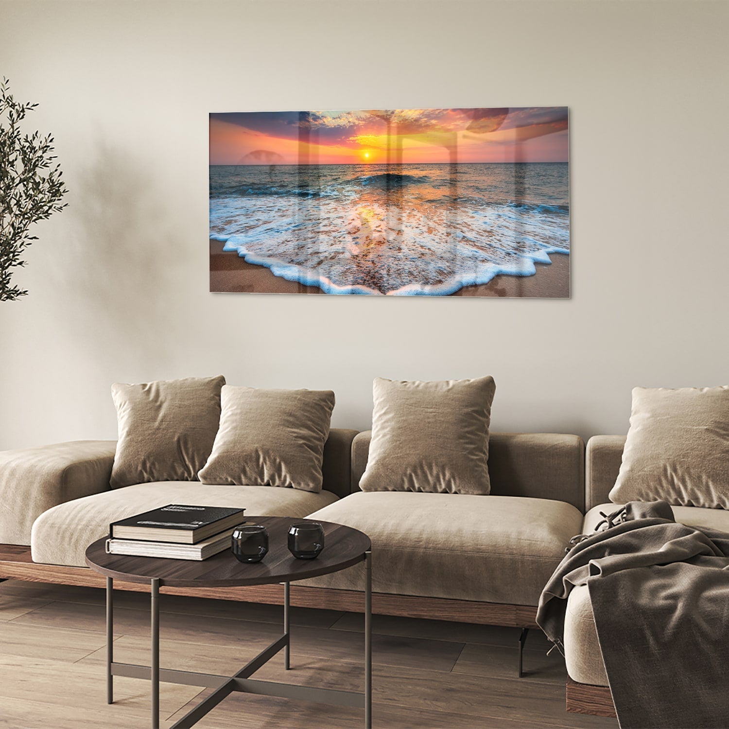 Glazen schilderij van een zonsondergang boven de zee met een warme kleurenpalet.