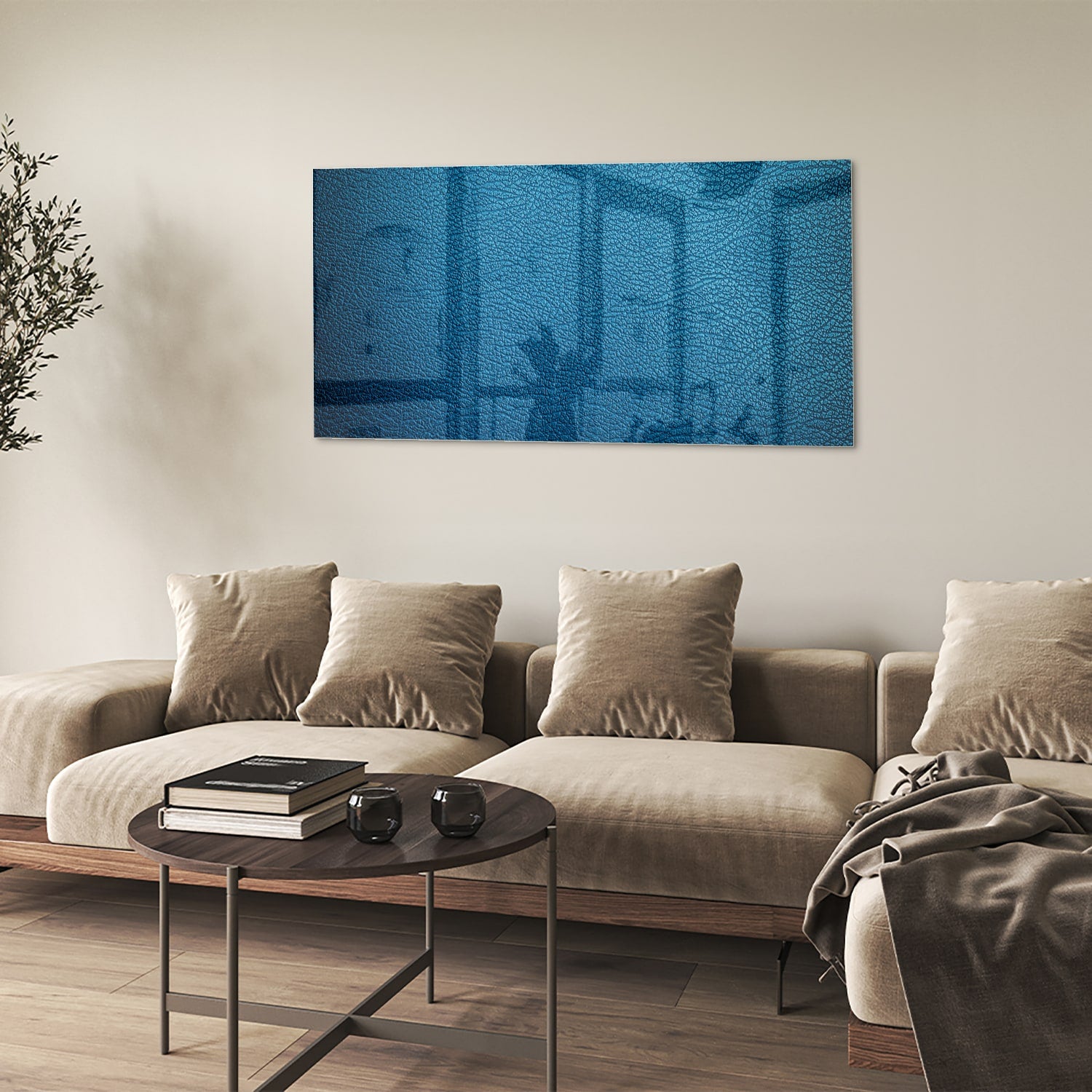 Blauw glazen schilderij met reflecties aan de muur in een moderne woonkamer.