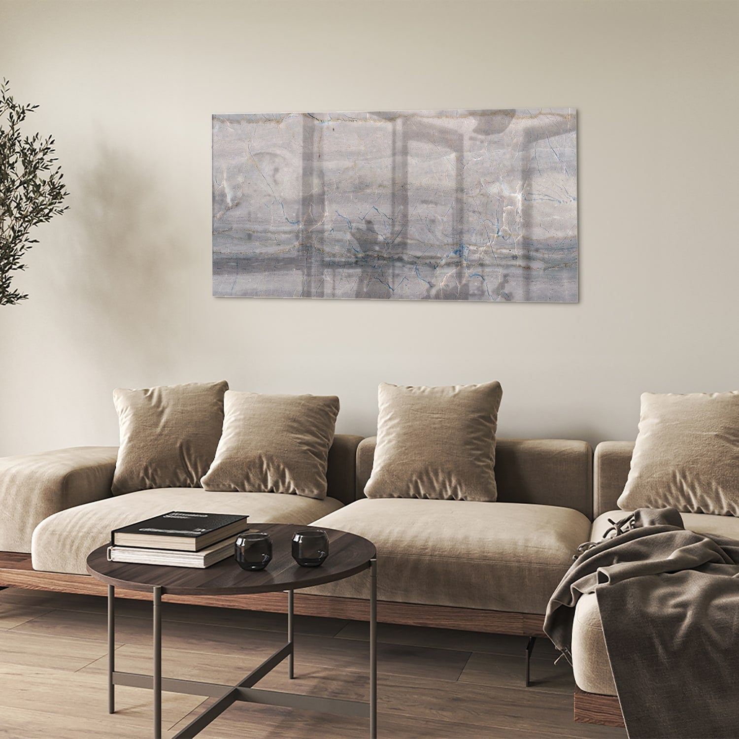 Glazen schilderij in aardetinten hangt aan de muur in een moderne woonkamer.