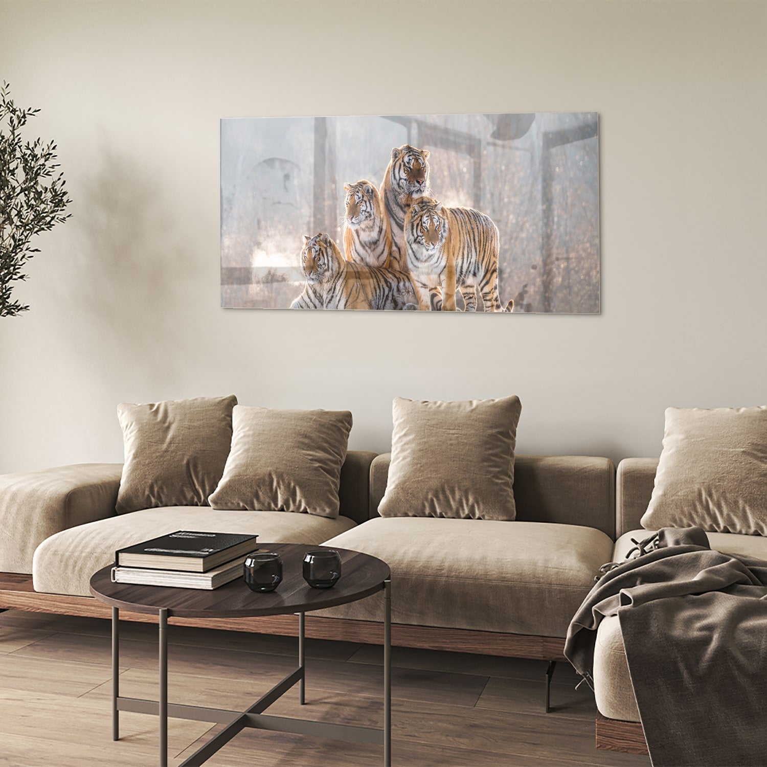 Glazen schilderij met drie tijgers in een moderne woonkamer.