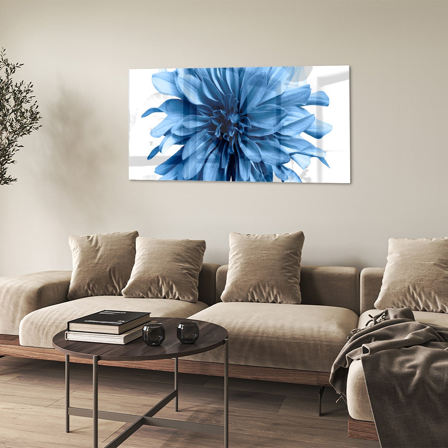 Glazen schilderij van een blauwe bloem in een moderne woonkamer