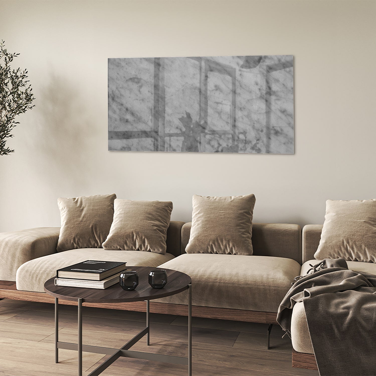 Glazen schilderij met marmerlook in een stijlvolle woonkamer met een houten meubel.
