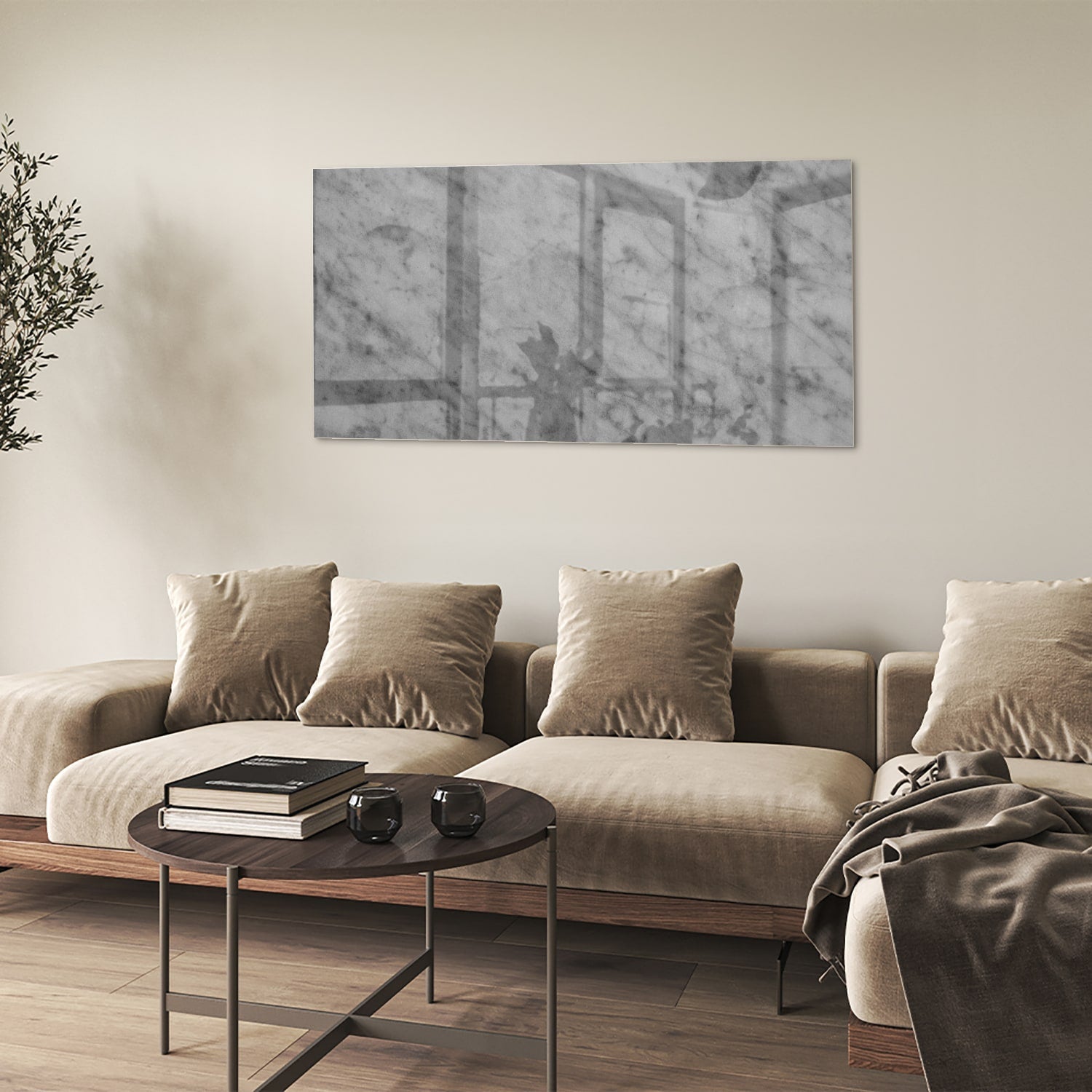 Glazen schilderij met marmerlook in een stijlvolle woonkamer met een houten meubel.