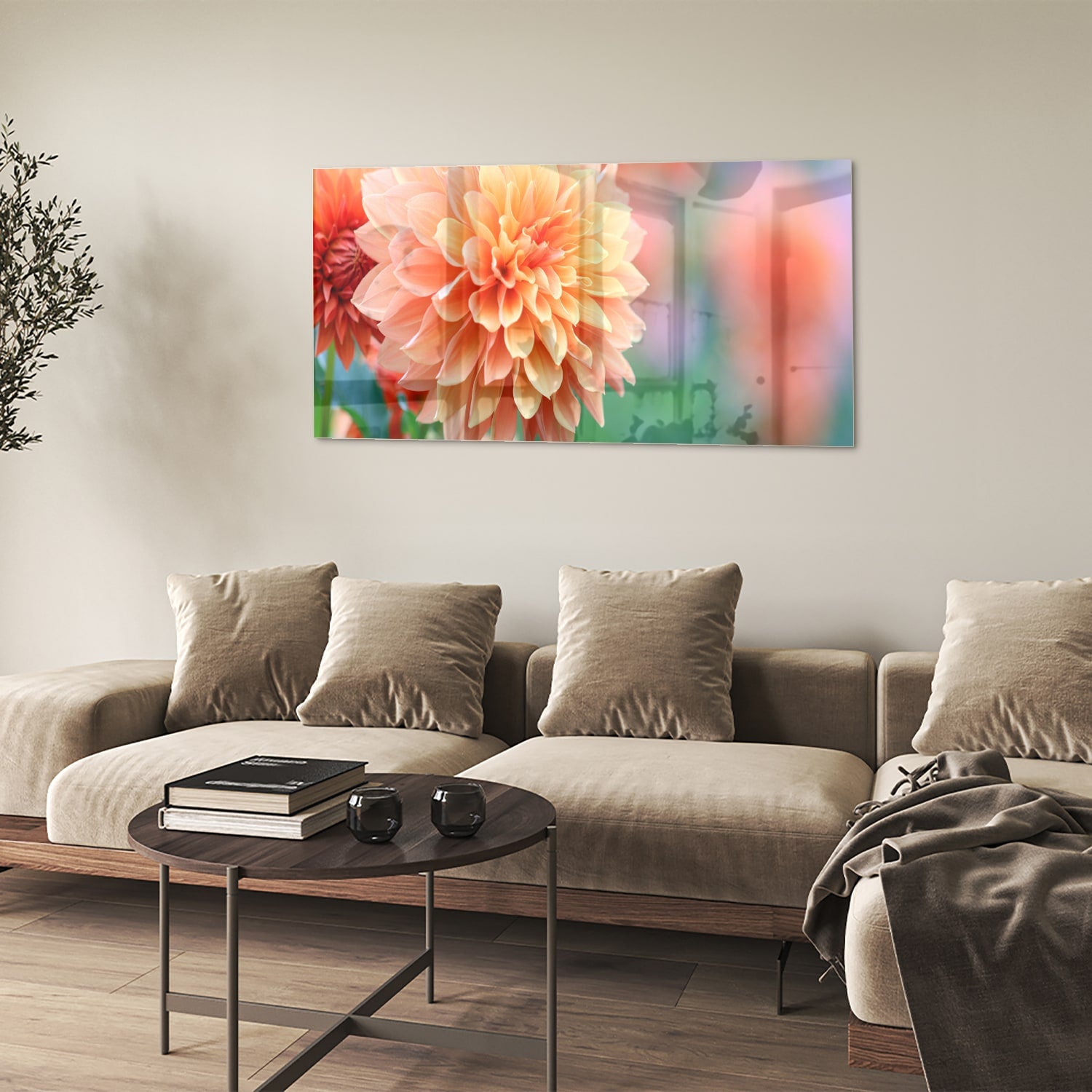 Glazen schilderij met een pastelroze dahlia in een modern interieur