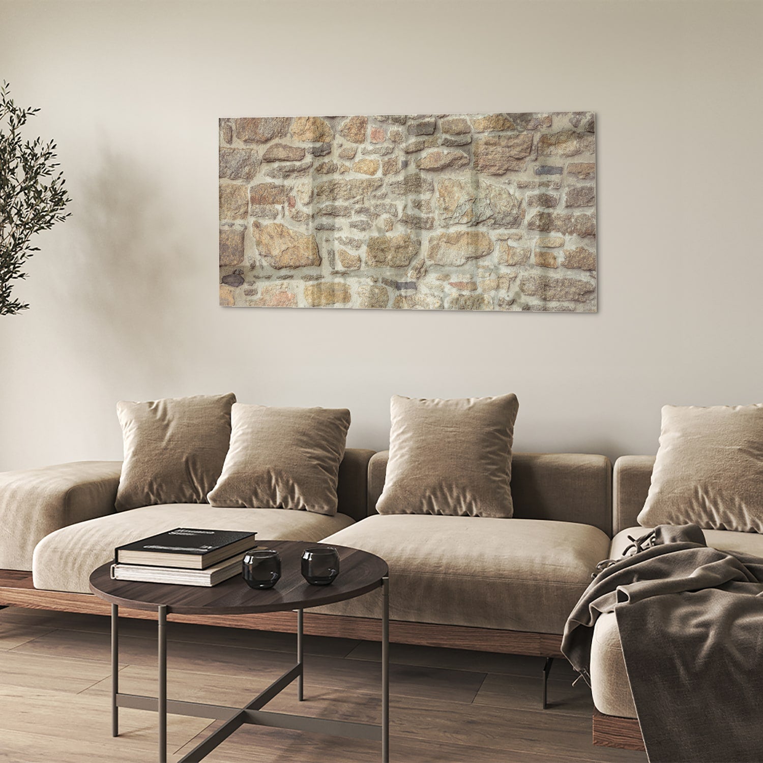 Glazen schilderij van een rustieke stenen muur in een lichte woonkamer.