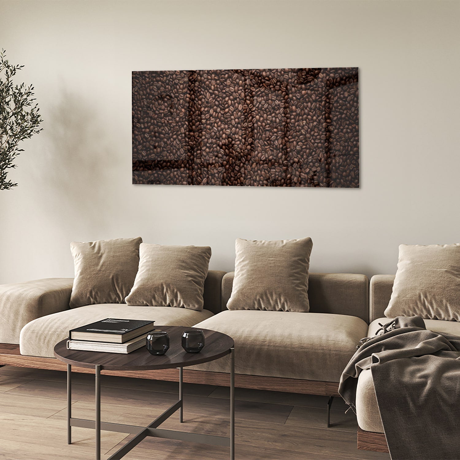 Glazen schilderij met abstracte patronen in warme kleuren aan de muur.