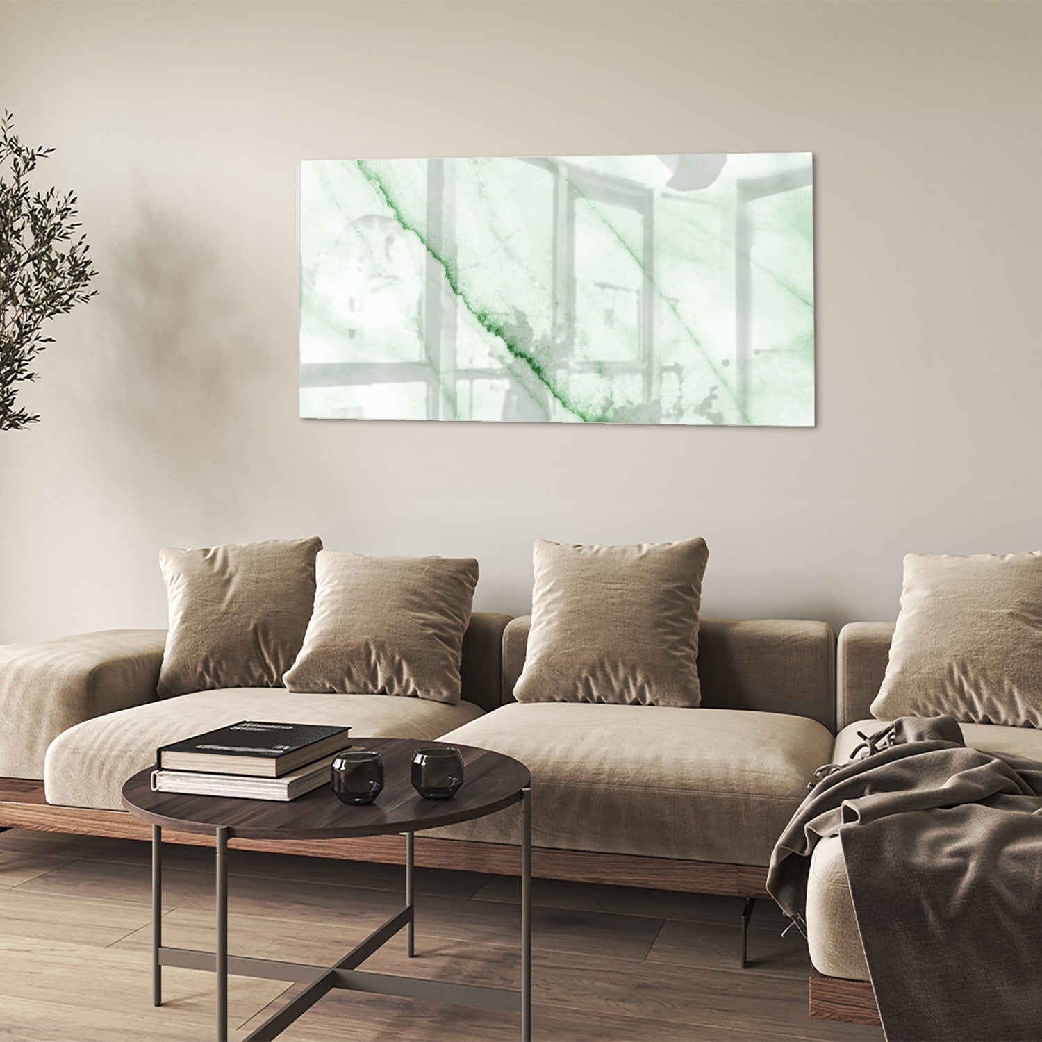 Glazen schilderij met een groene marmerlook aan de muur in een moderne woonkamer.
