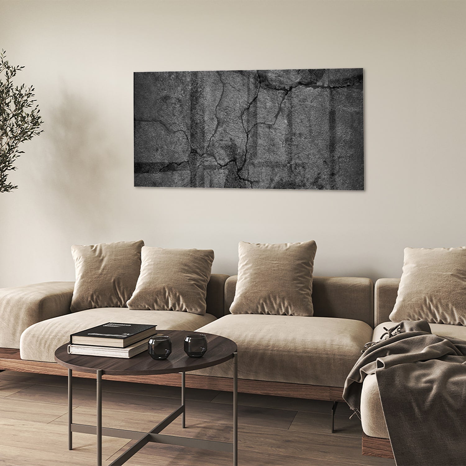 Abstract glas schilderij met een gebarsten textuur aan de muur in een moderne woonkamer.