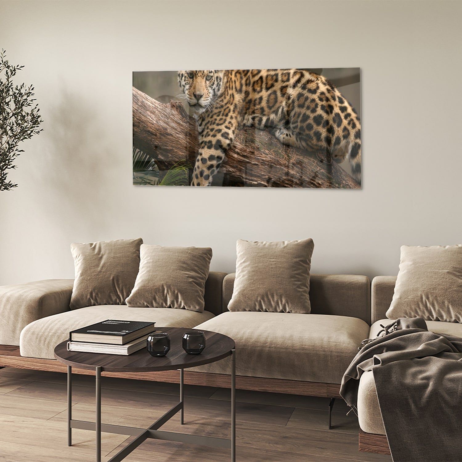 Glas schilderij van een jaguar die op een tak ligt, met een natuurlijke achtergrond.