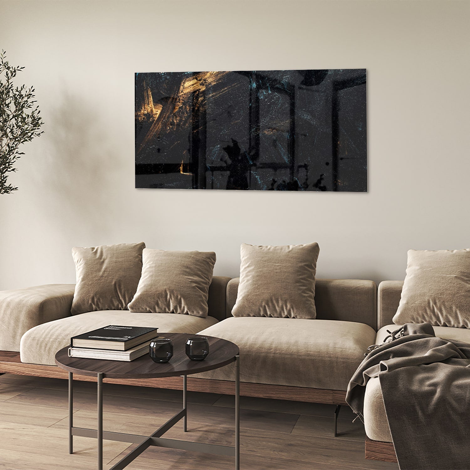 Abstract glazen schilderij met gouden en zwarte accenten aan de muur.