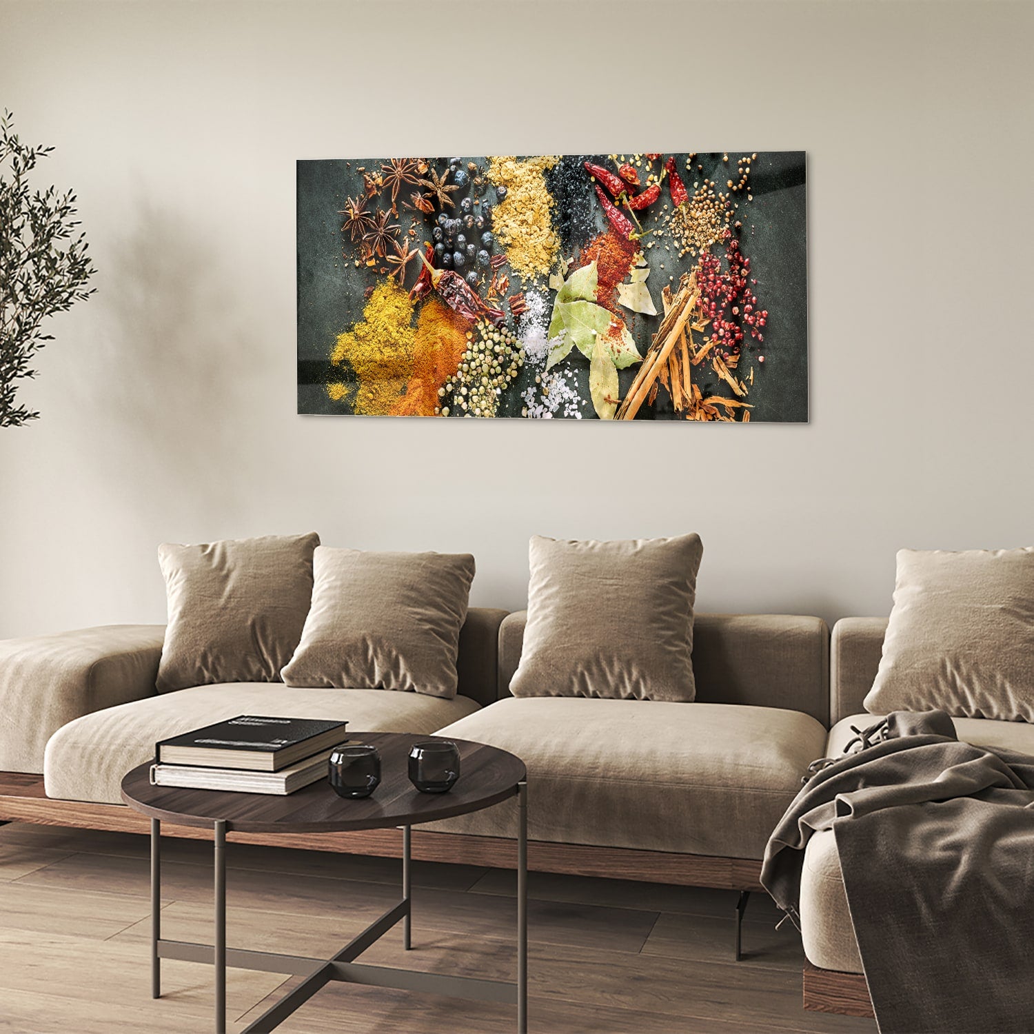 Glazen schilderij met een kleurrijke compositie van specerijen en bladeren in een moderne woonkamer.