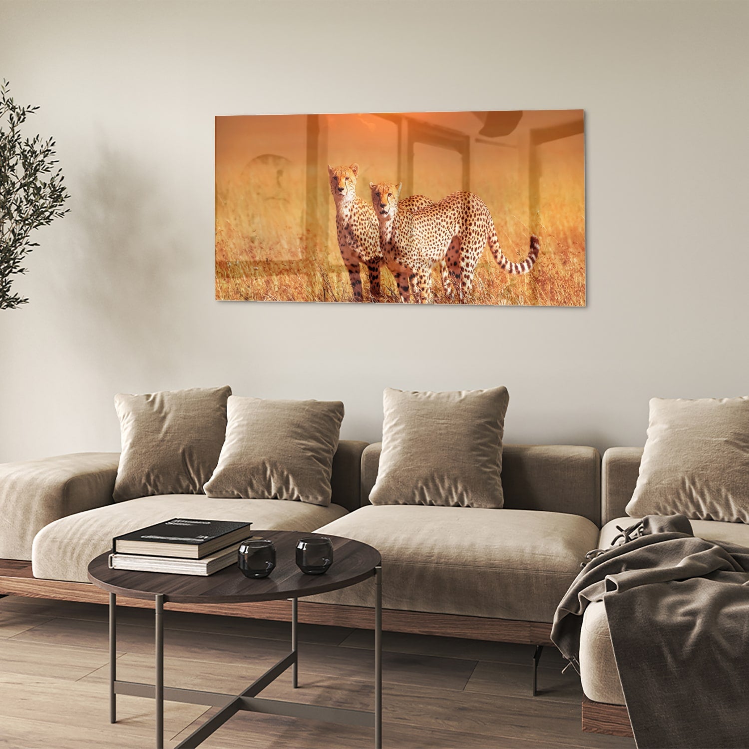 Glazen schilderij van twee cheeta's in een gouden savanne bij zonsondergang.