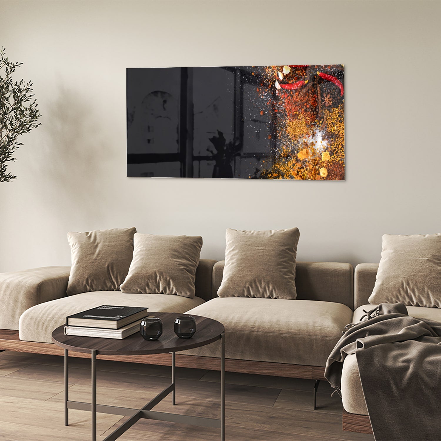 Abstract glazen schilderij met warme kleuren hangt aan de muur