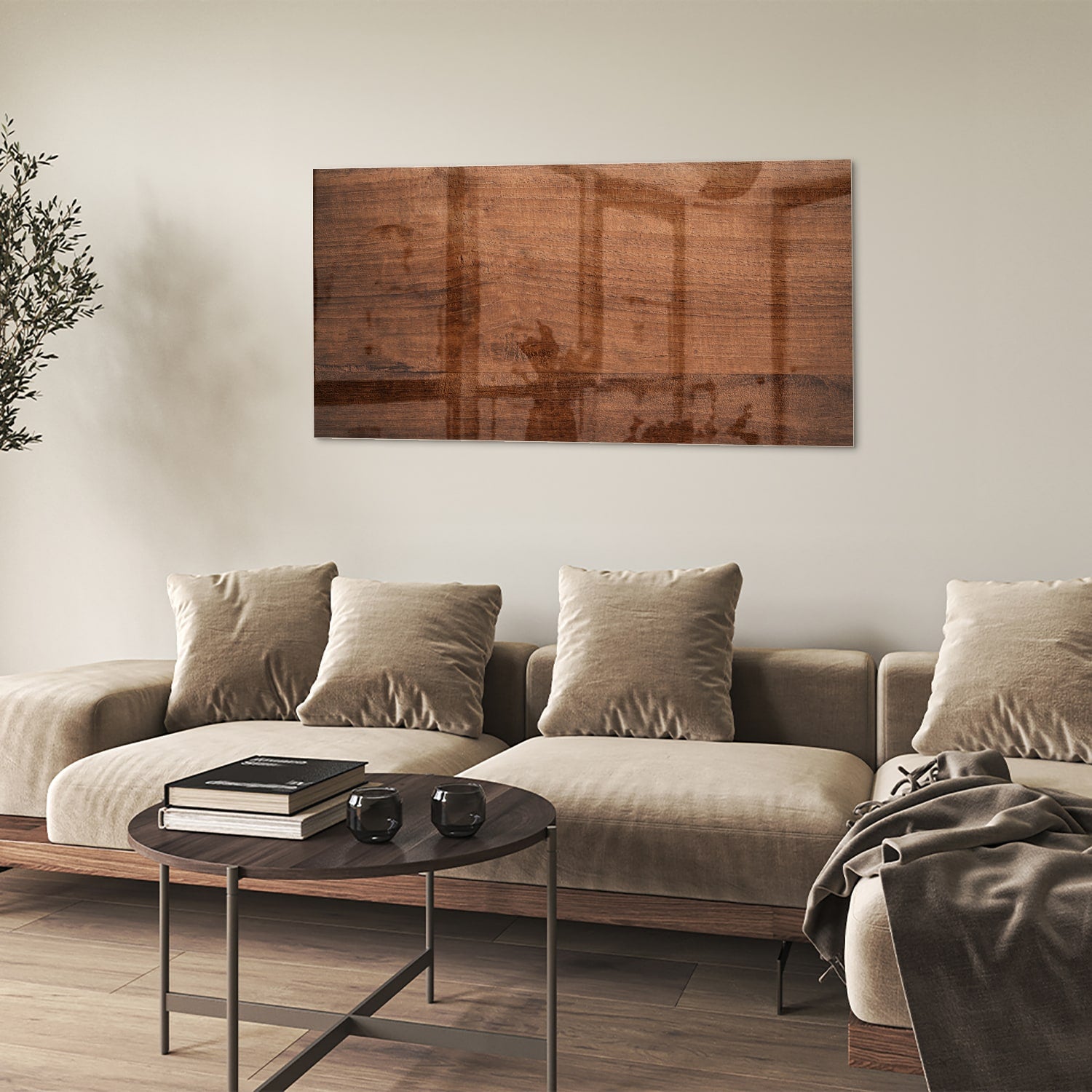 Glazen schilderij in warme houttint hangt boven een moderne kast in een woonkamer.