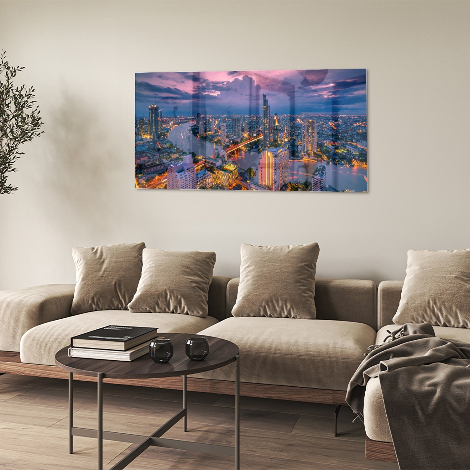 Glazen schilderij van een stad met avondlicht, perfect voor in huis.