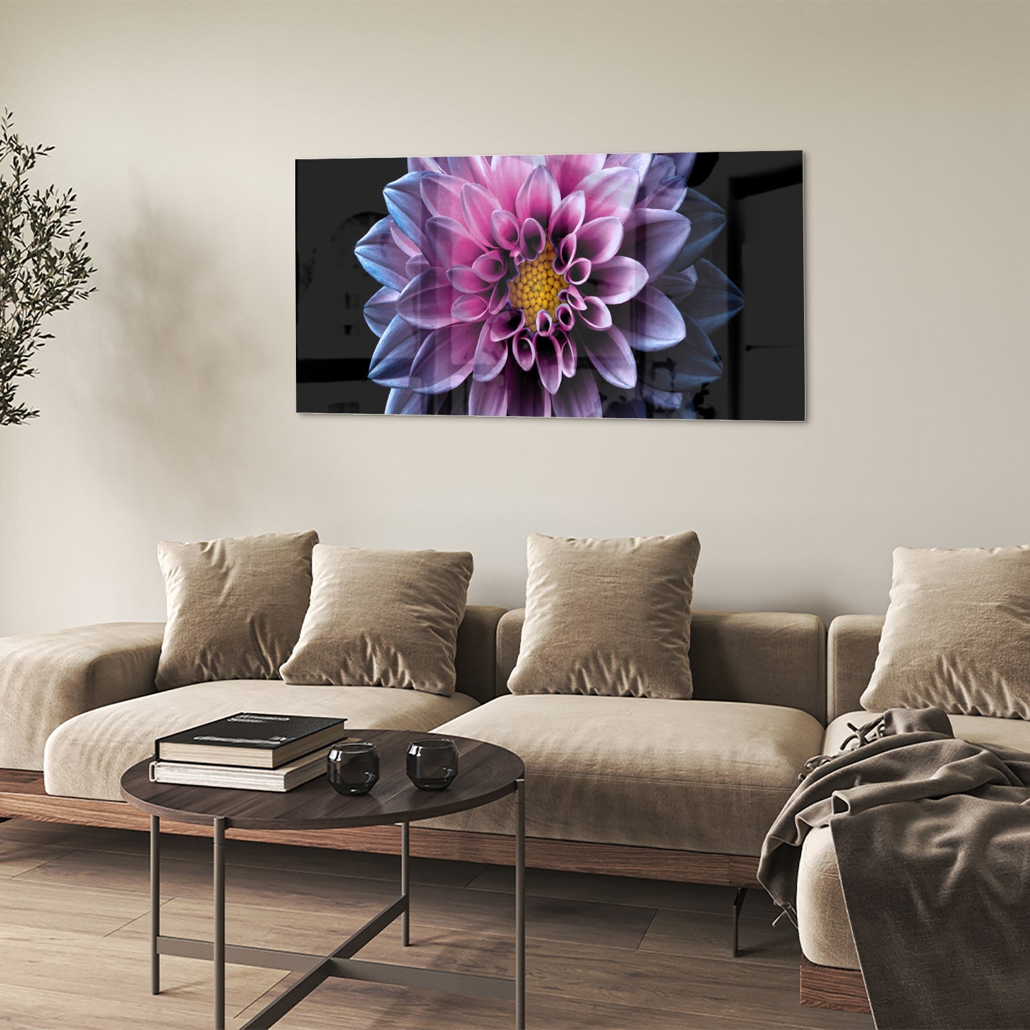 Glazen schilderij van een roze bloem aan de muur in een stijlvolle woonkamer.