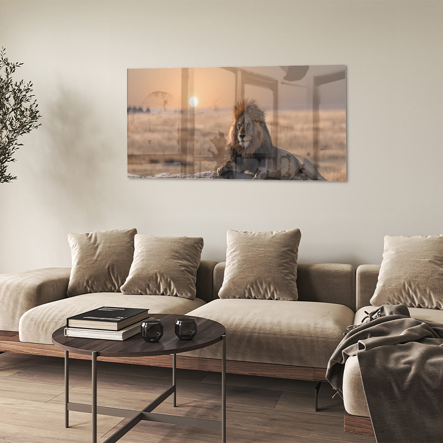 Glazen schilderij van een leeuw die op een rots ligt met zonsondergang op de achtergrond.