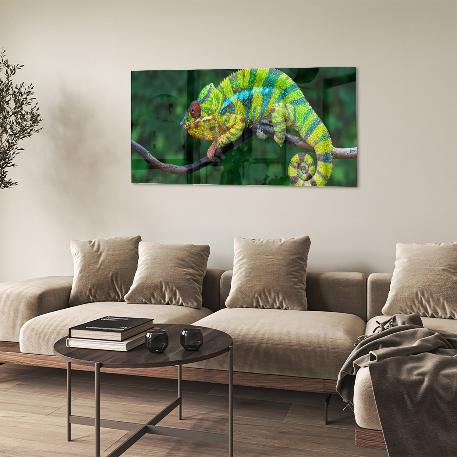 Glas schilderij van een kleurrijke kameleon op een tak met groene achtergrond.