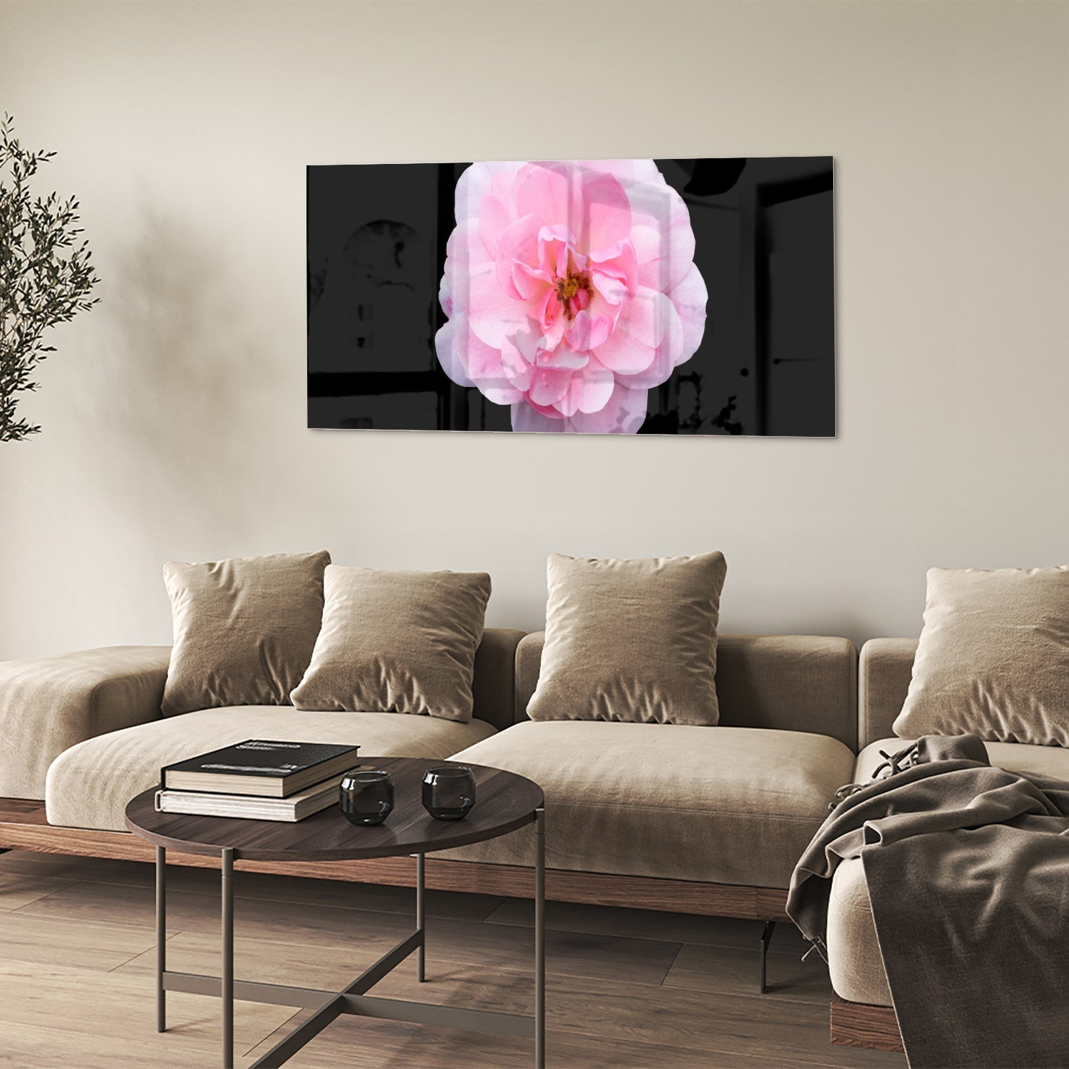Glazen schilderij van een roze bloem op zwart glas, geschikt voor moderne interieurs.