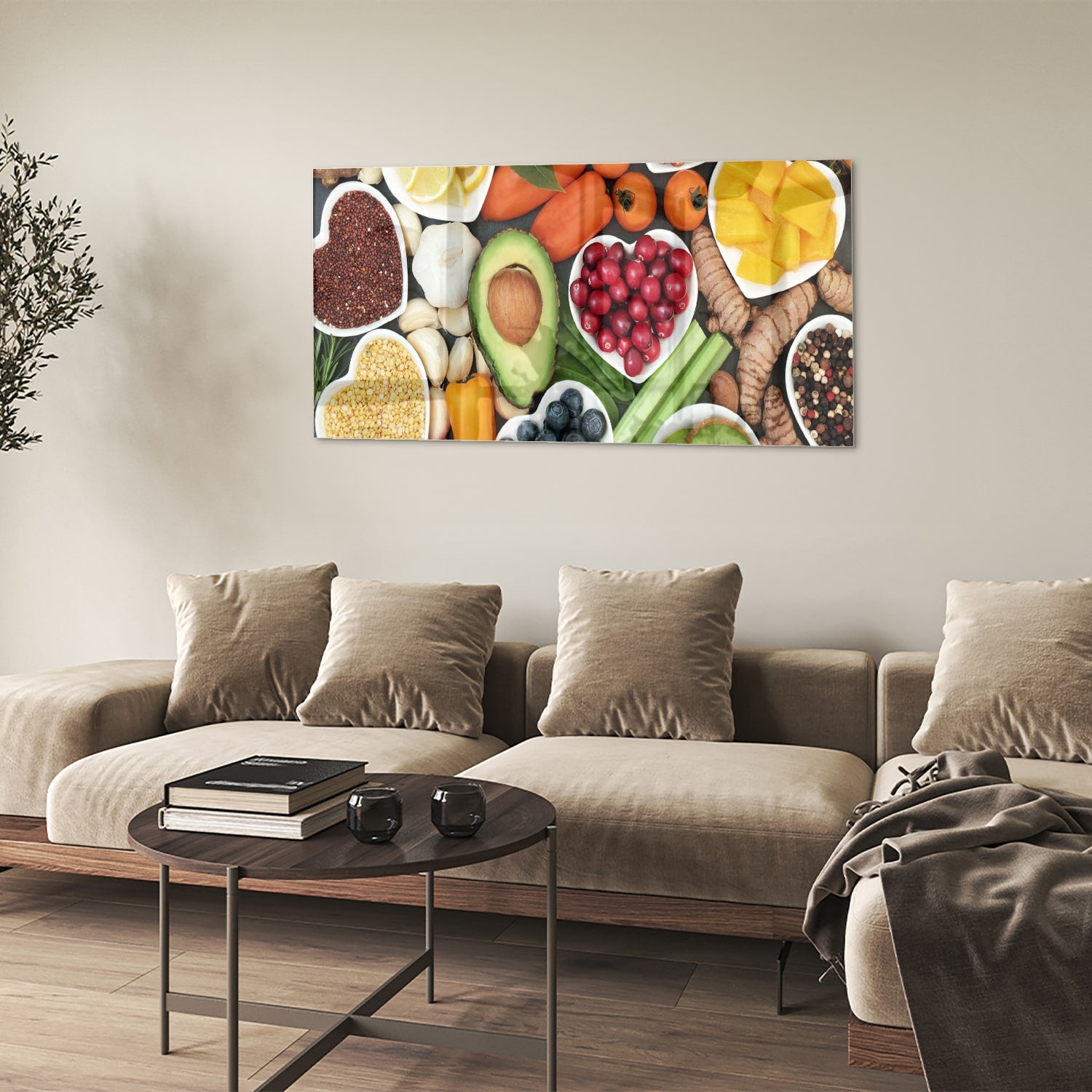 Glazen schilderij met een kleurrijke schikking van fruit en noten.