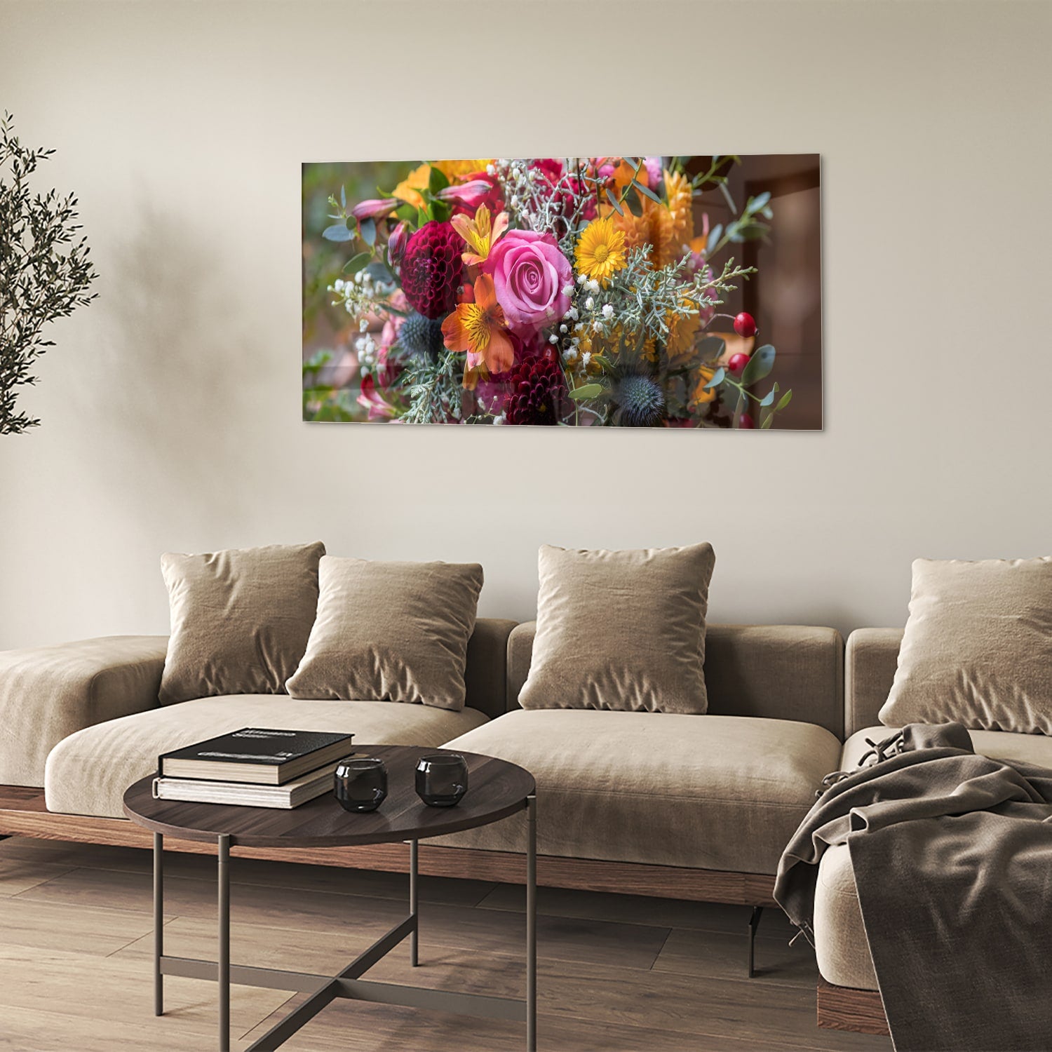 Glazen schilderij met een kleurrijk boeket bloemen aan de muur