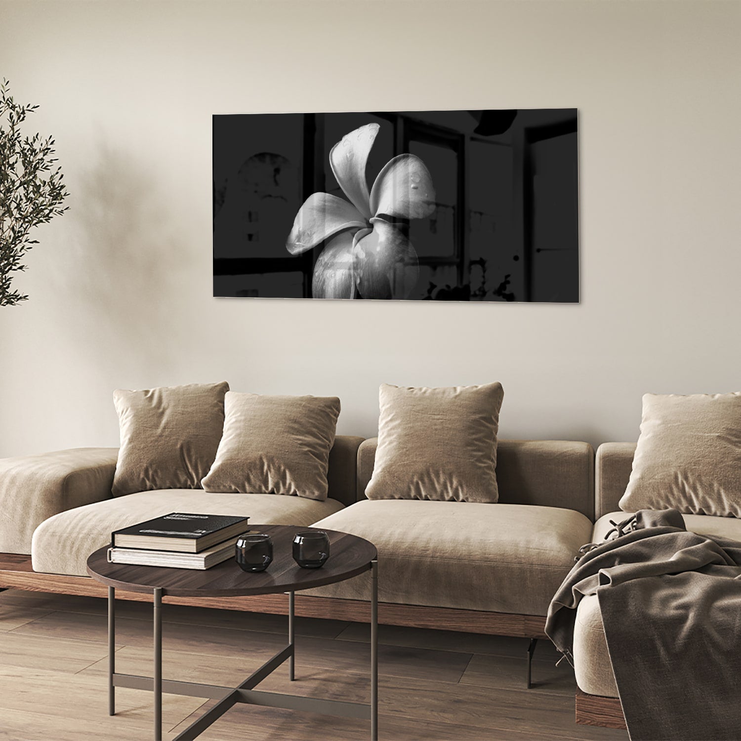 Zwart glazen schilderij met bloemmotief boven een houten kast in een lichte kamer.