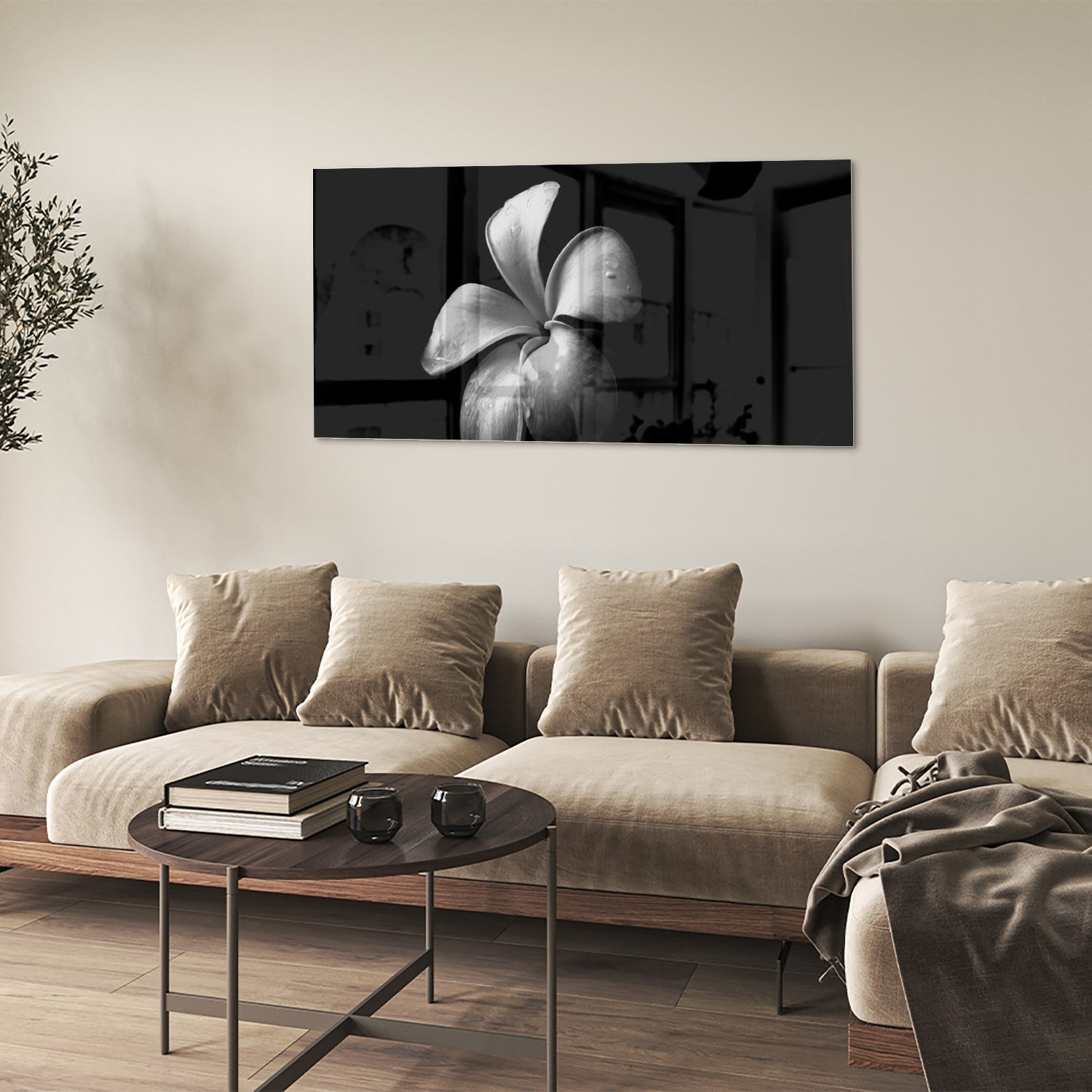 Zwart glazen schilderij met bloemmotief boven een houten kast in een lichte kamer.
