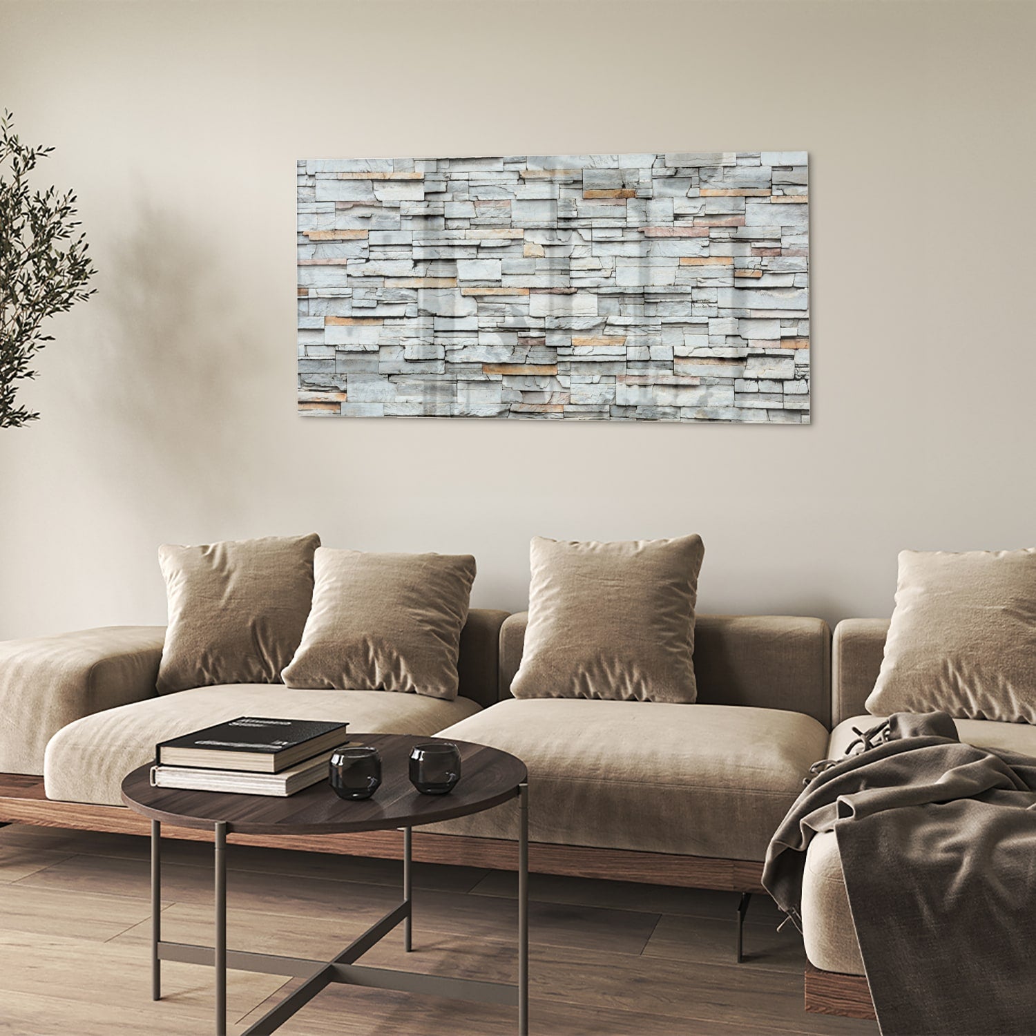 Moderne glazen schilderij met grijze textuur hangt aan de muur.