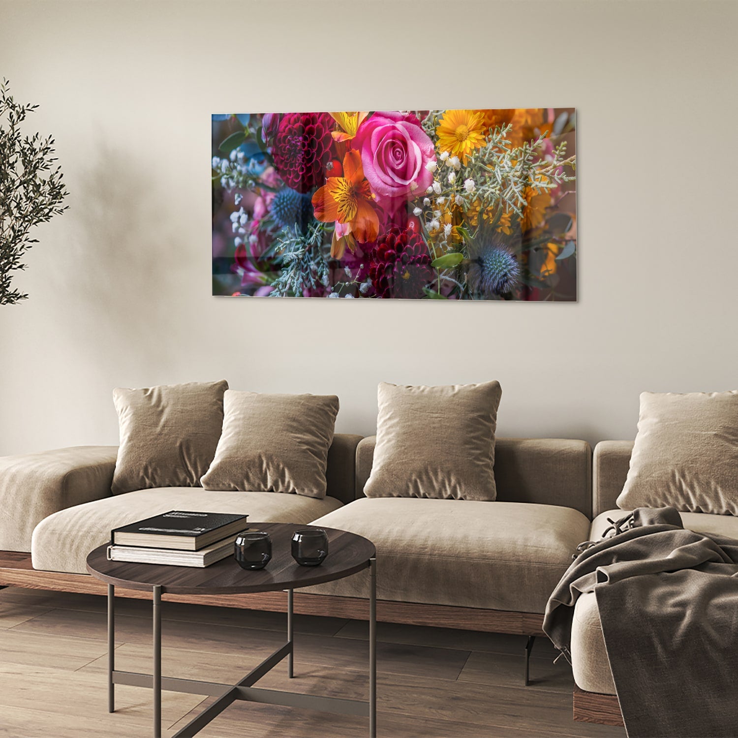 Glazen schilderij met een kleurrijke bloemenmix, inclusief rozen en andere bloemen.
