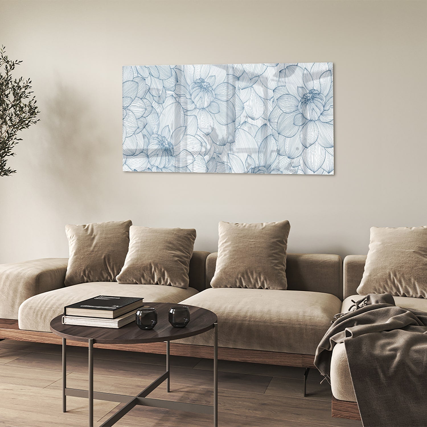 Glazen schilderij met bloemenpatroon in zachte blauwe kleuren, staat boven een houten kast.