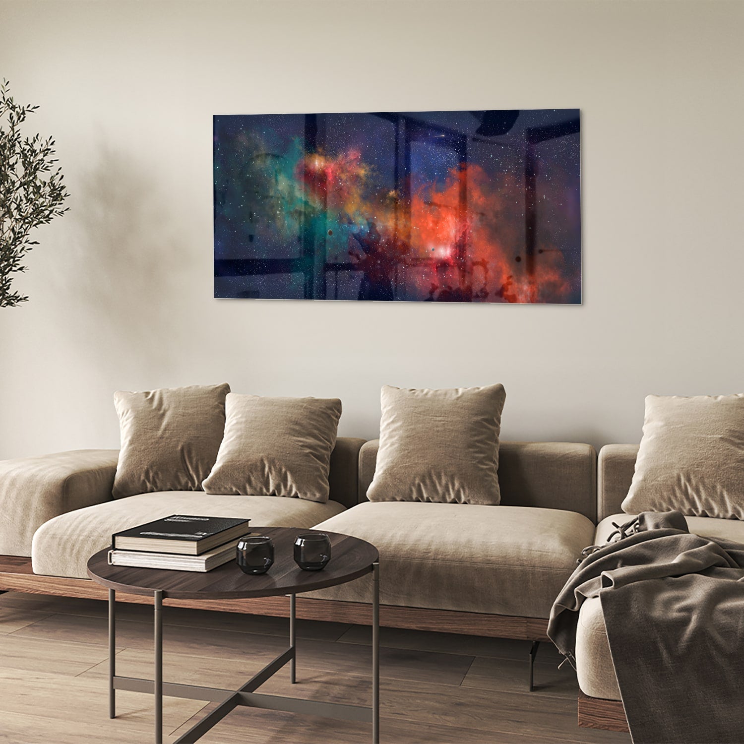 Glazen schilderij van een sterrenstelsel in levendige kleuren aan de muur.