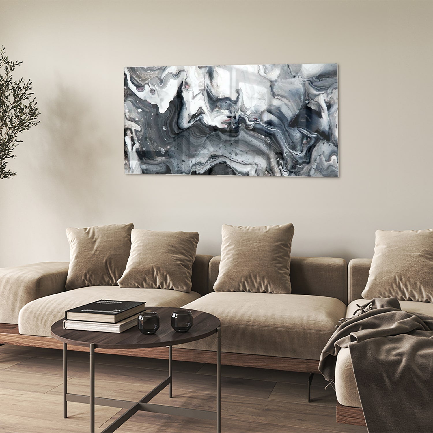 Abstract glazen schilderij met grijze en witte tinten aan de muur.