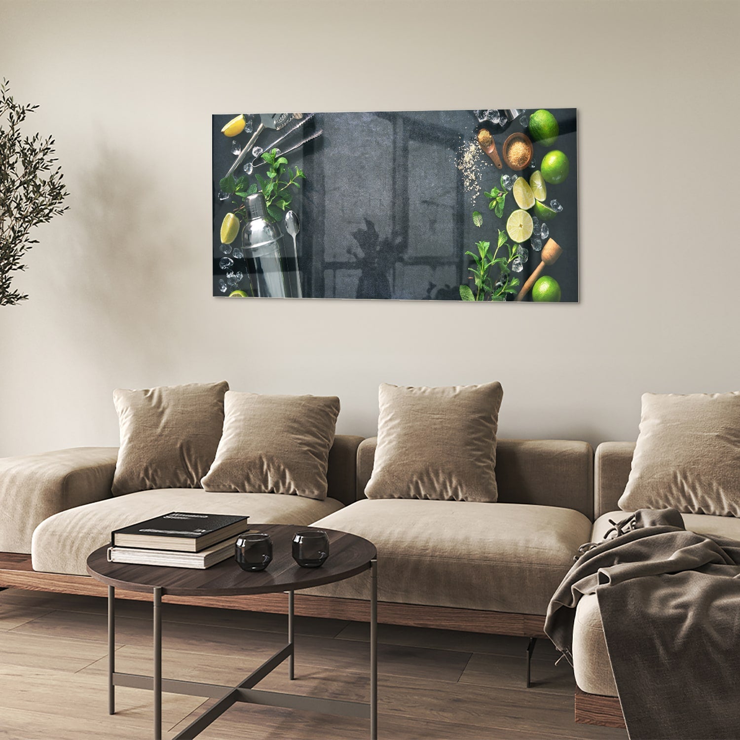 Glazen schilderij met kruiden en citroenen op een moderne muur.