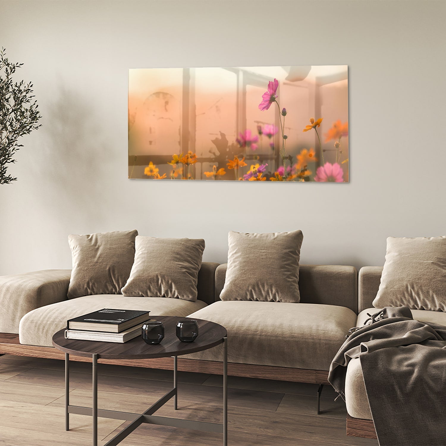Glazen schilderij met kleurrijke bloemen tegen een pastelachtergrond.