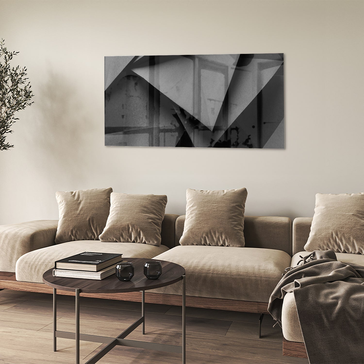 Modern glazen schilderij met een geometrisch zwart-wit ontwerp aan de muur.