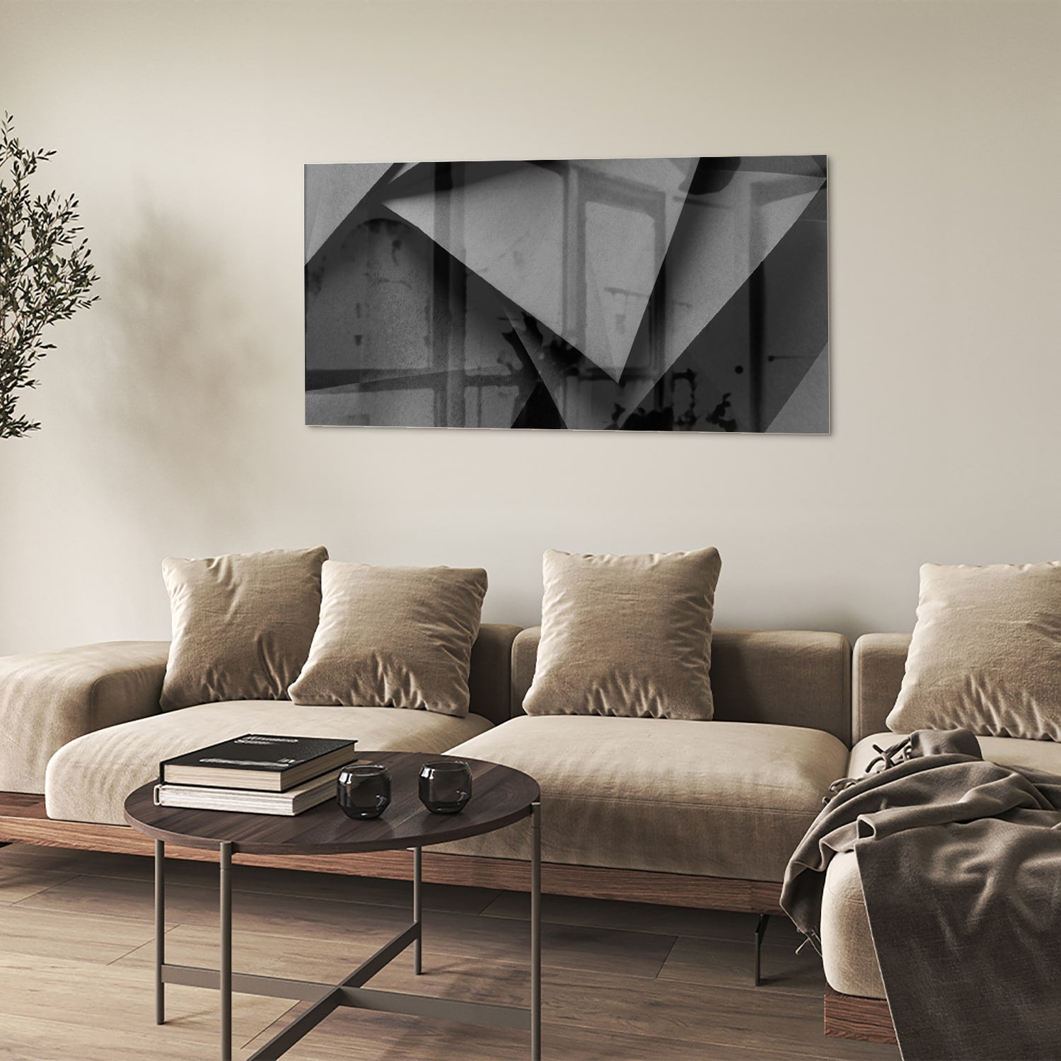Modern glazen schilderij met een geometrisch zwart-wit ontwerp aan de muur.