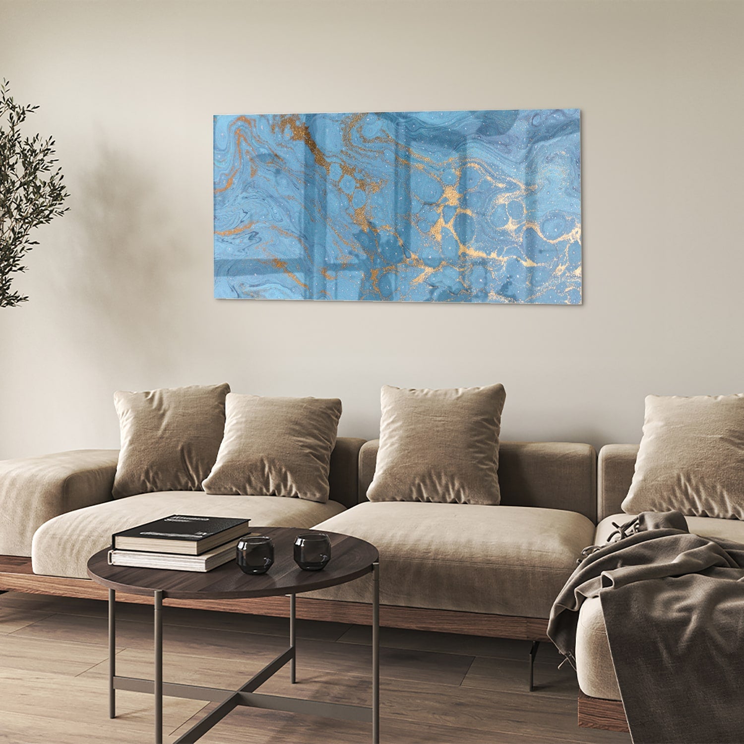 Glazen schilderij met blauw en gouden patronen aan de muur boven een houten kast.