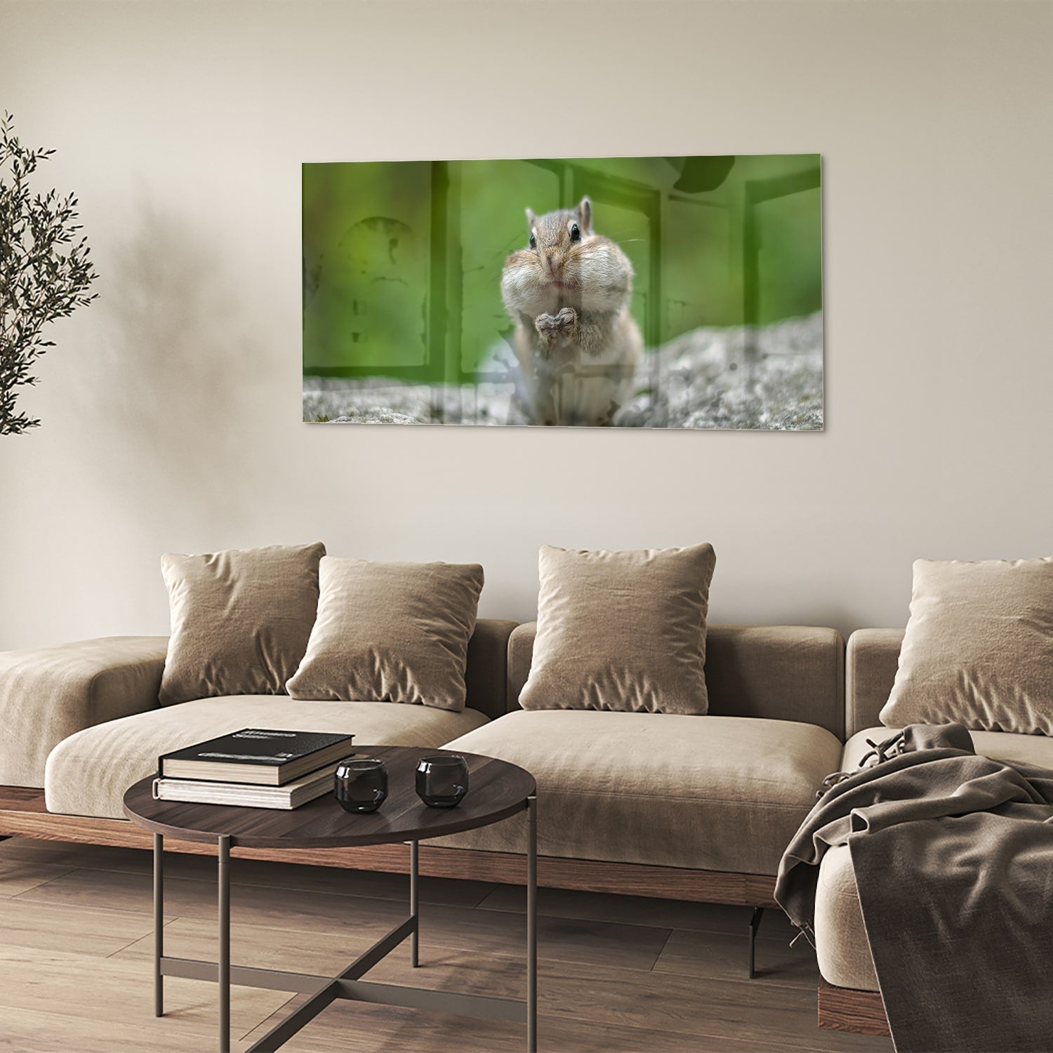 Glazen schilderij van een eekhoorn met een noot in zijn hand