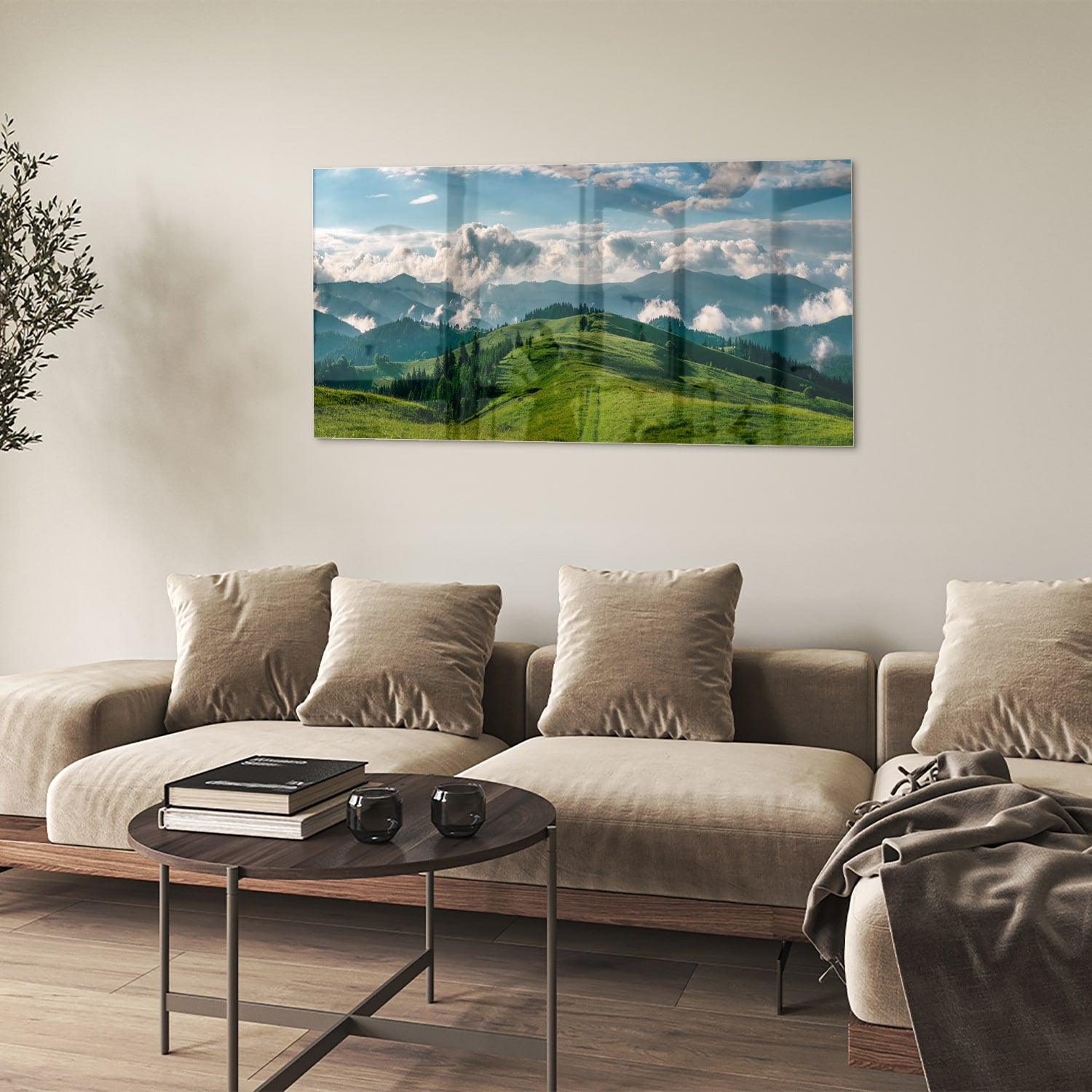 Glas schilderij van een prachtig berglandschap met groene heuvels en bergen.