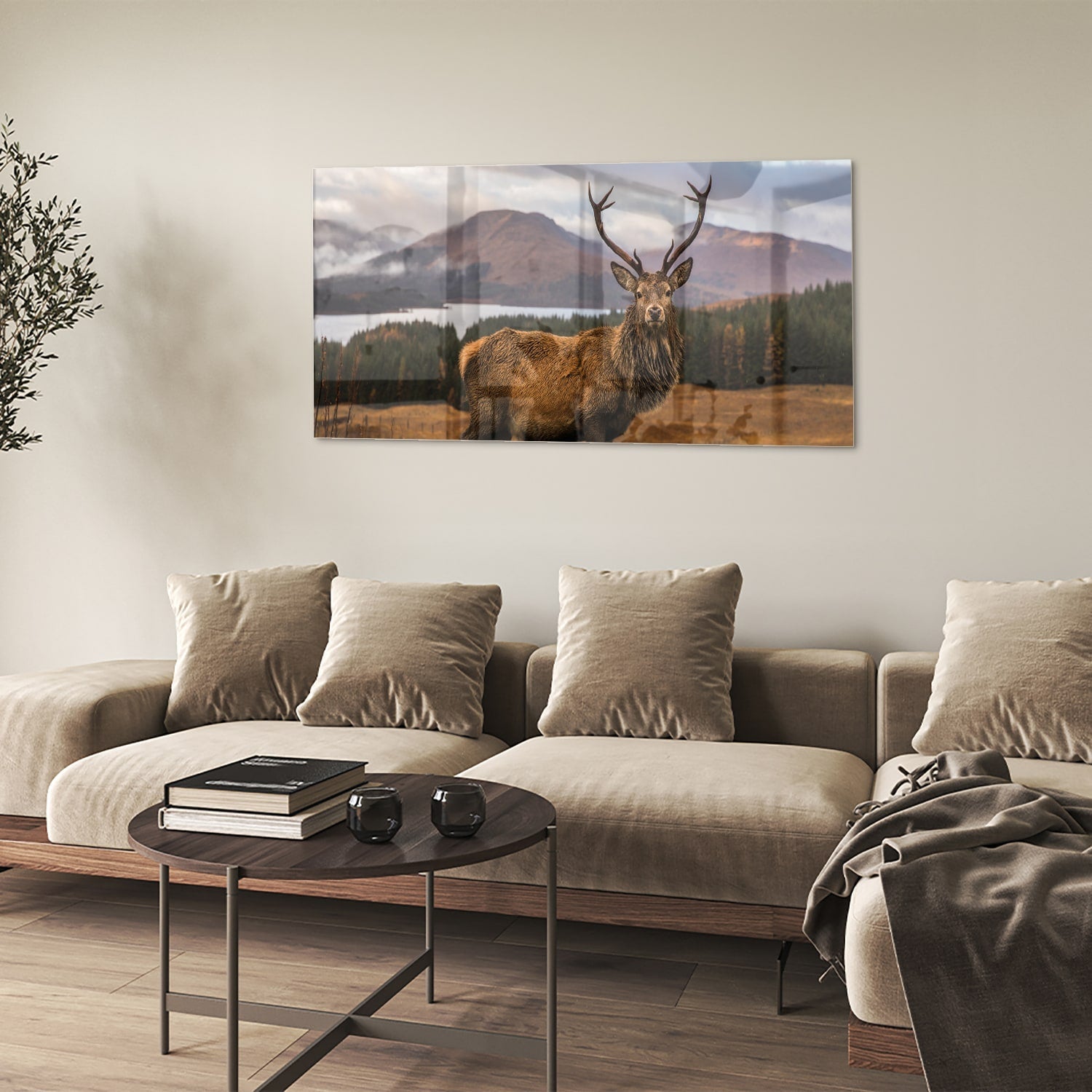 Glazen schilderij van een hert op een natuurlijke achtergrond.