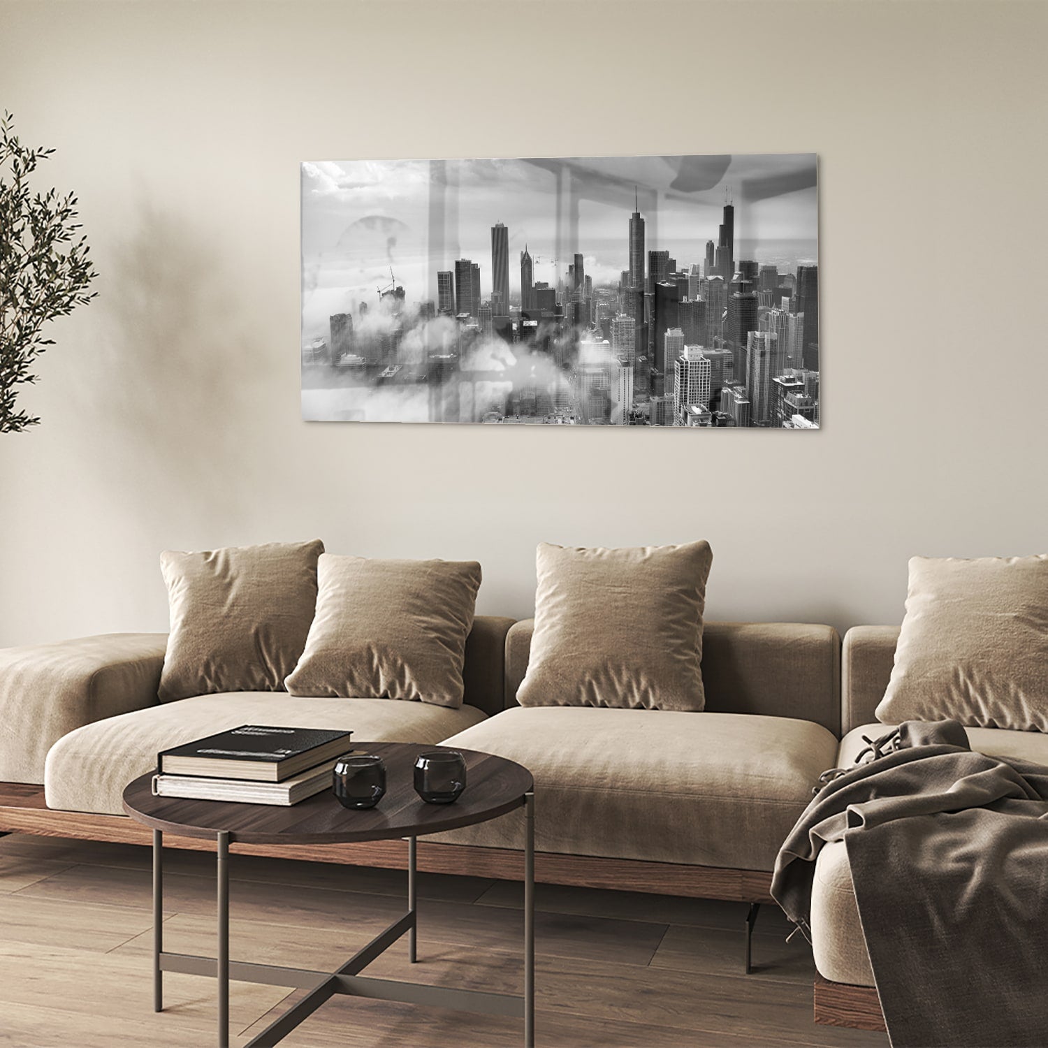 Glazen schilderij van een stads skyline in zwart-wit met wolken.