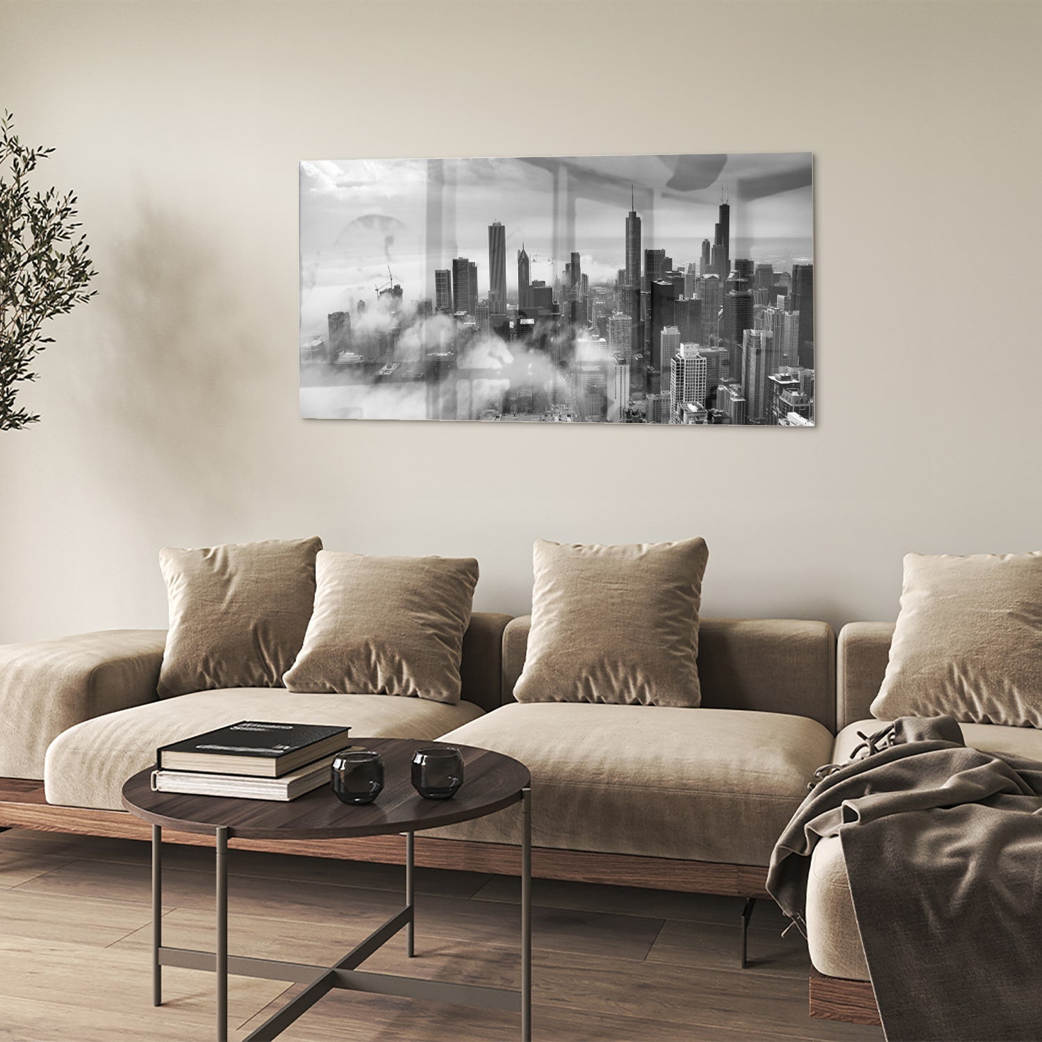 Glazen schilderij van een stads skyline in zwart-wit met wolken.
