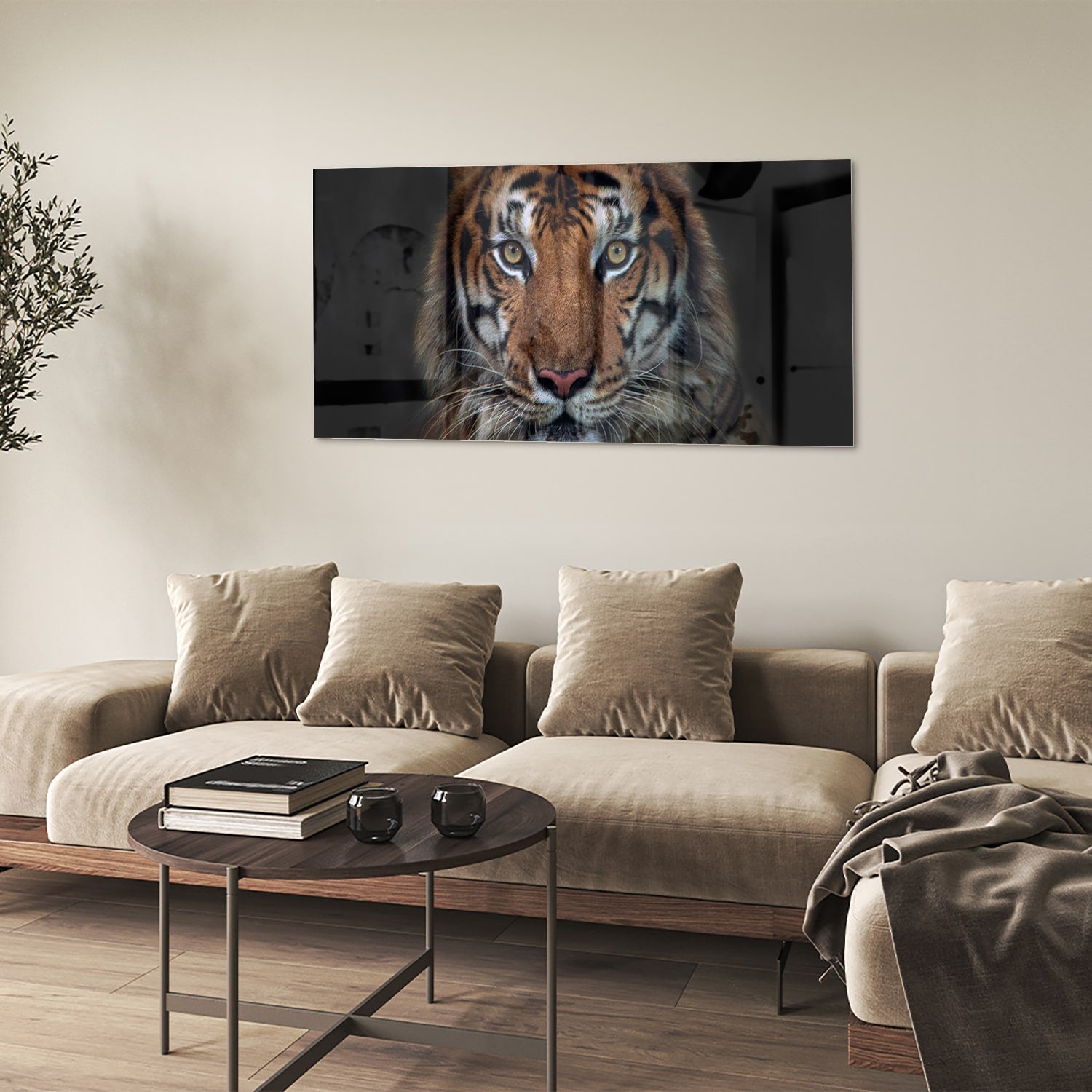 Glazen schilderij van een tijger, mooi weergegeven in een moderne woonkamer.