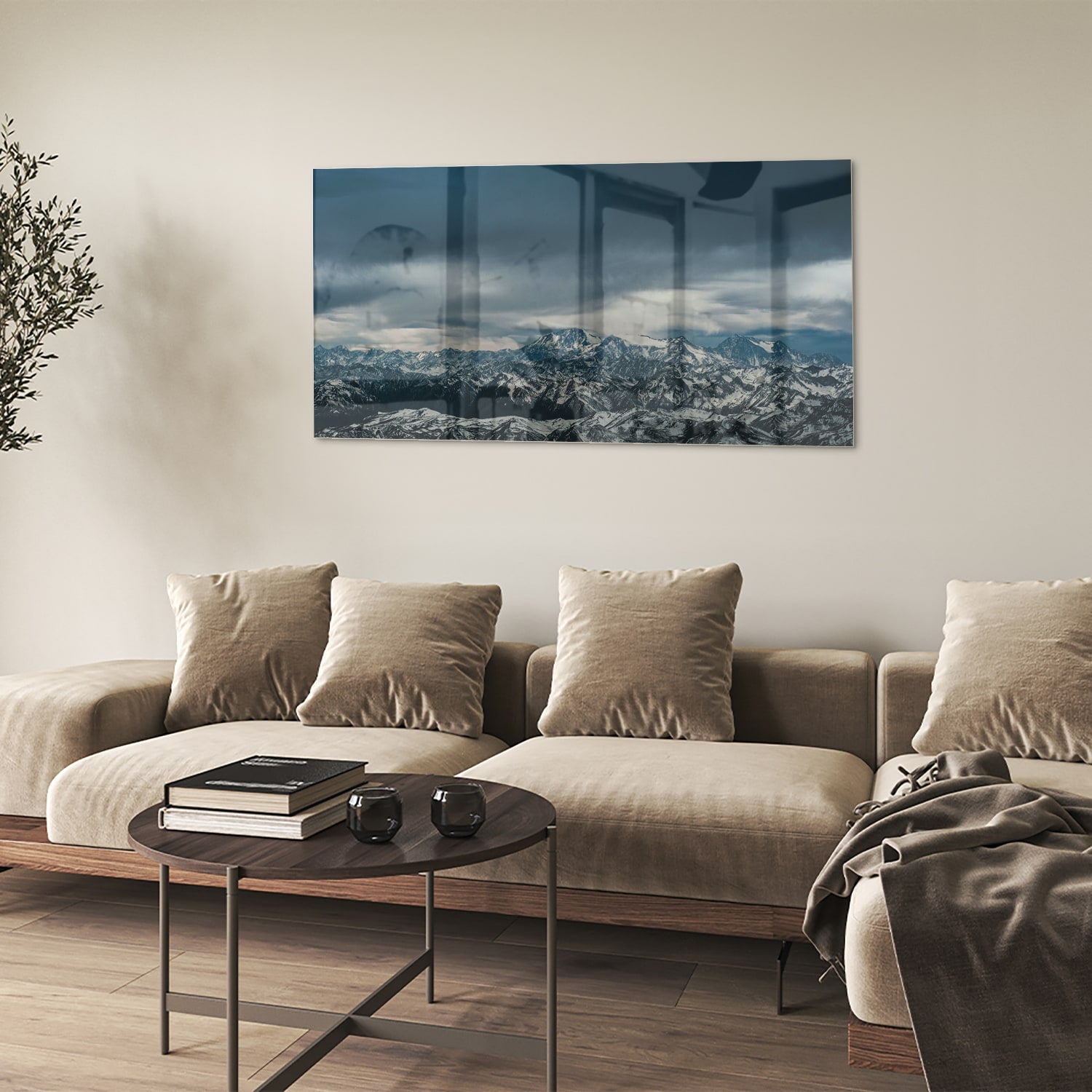 Glazen schilderij van een majestueus berglandschap met sneeuwtoppen