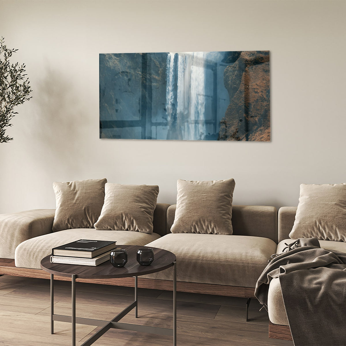 Glazen schilderij van een waterval in een moderne woonkamer.